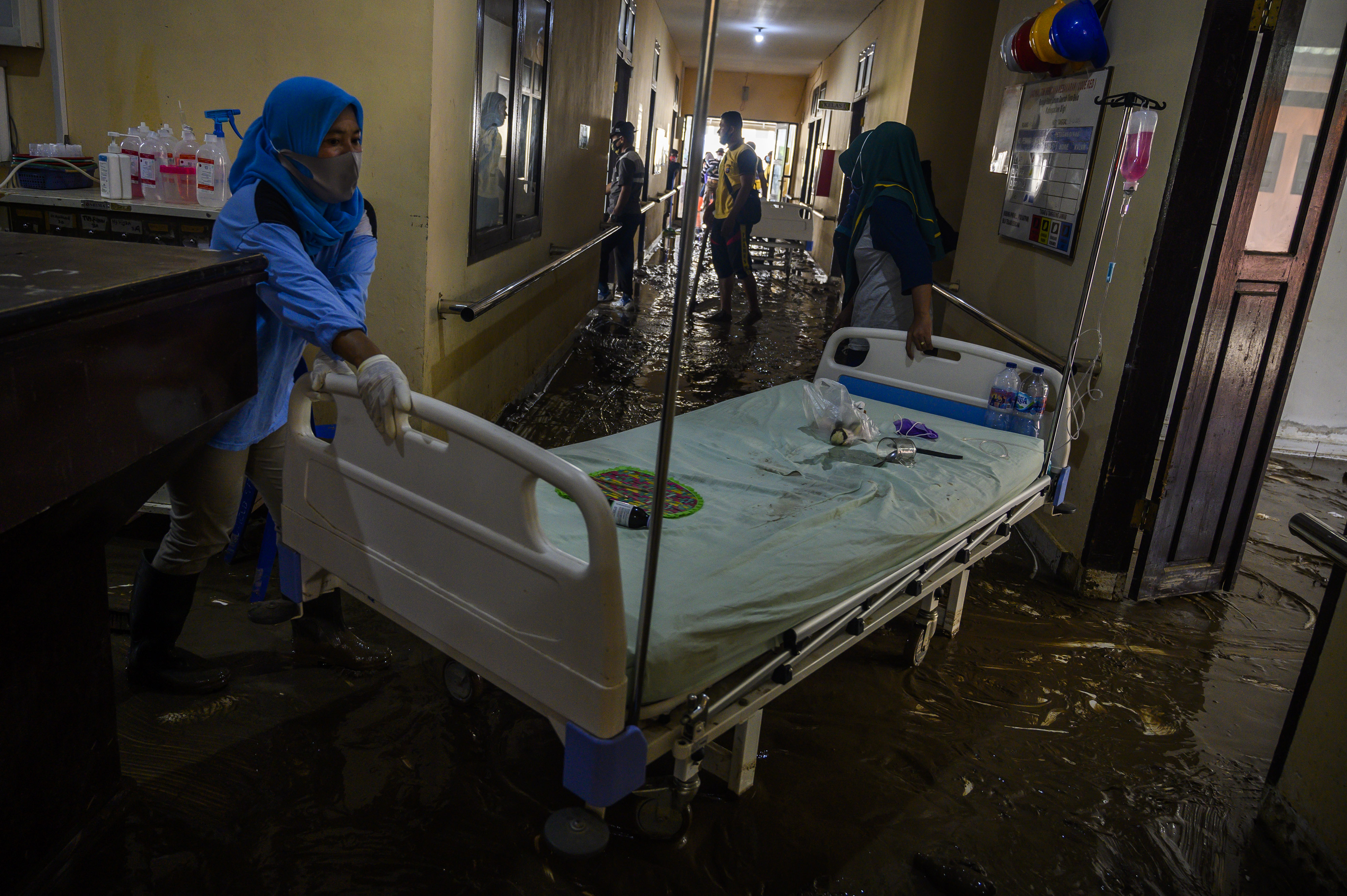 Lumpur Genangi Rumah Sakit di Sigi