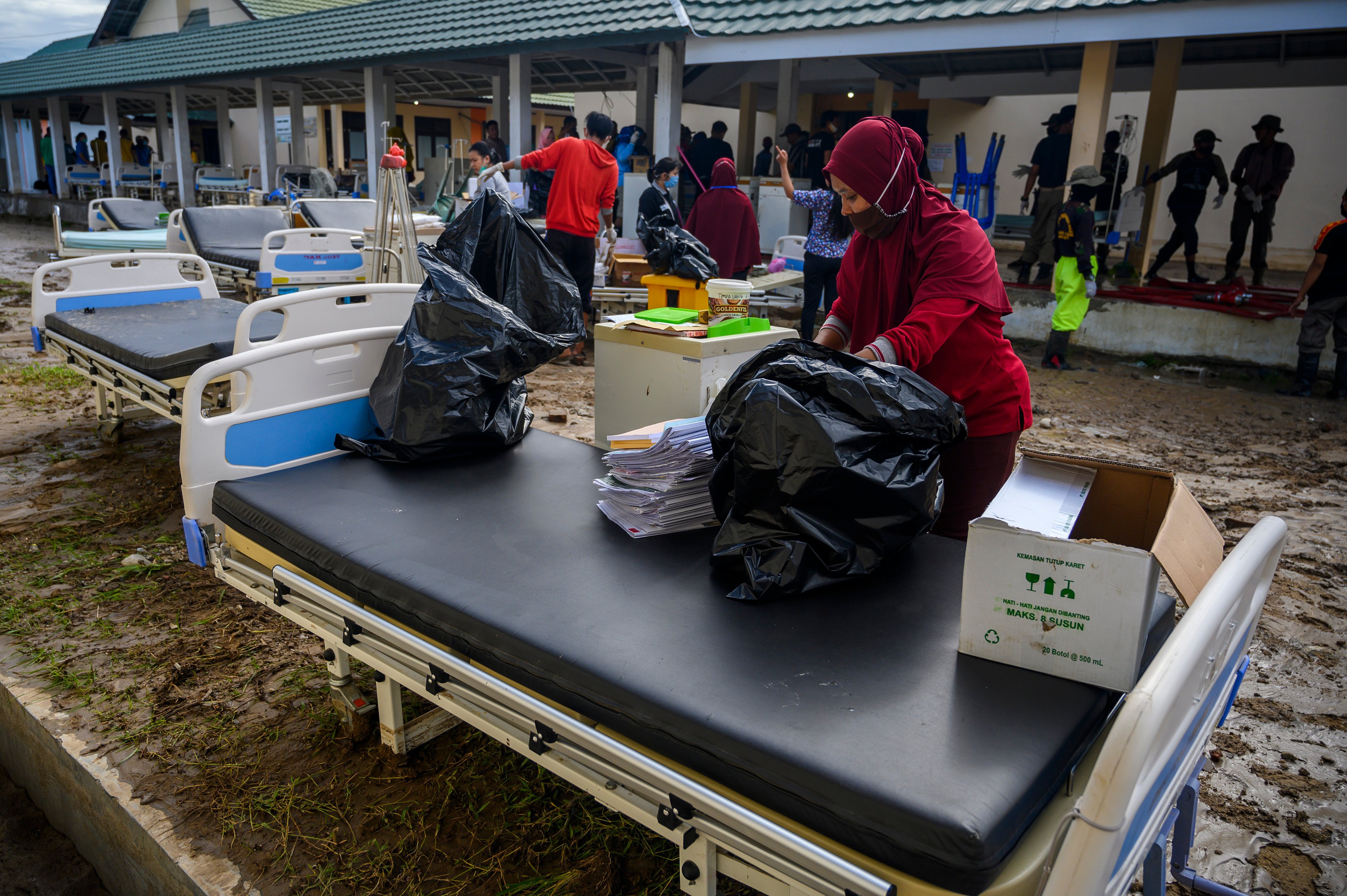 Lumpur Genangi Rumah Sakit di Sigi