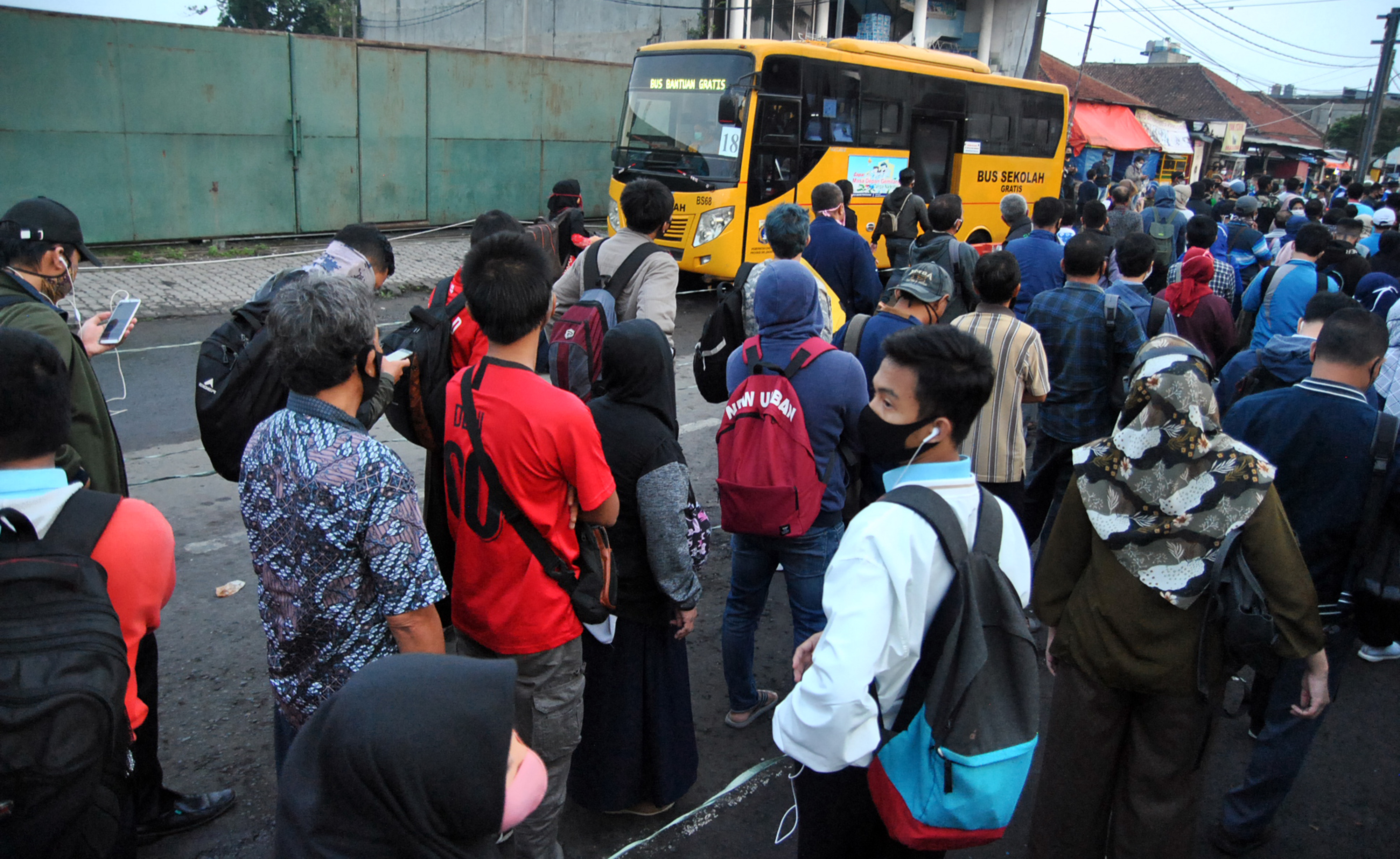 Bus Pengurai Kepadatan Penumpang KRL