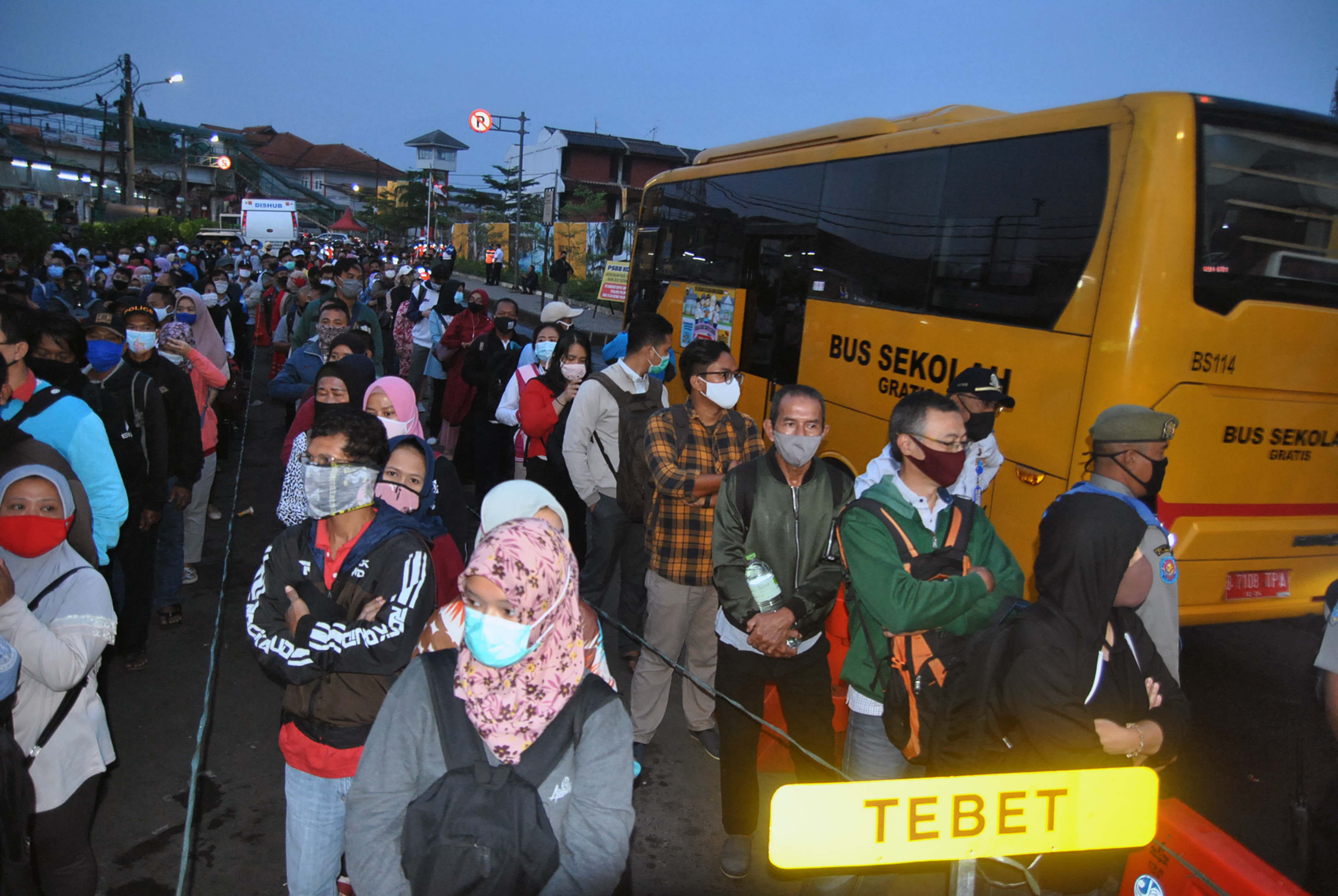 Bus Pengurai Kepadatan Penumpang KRL