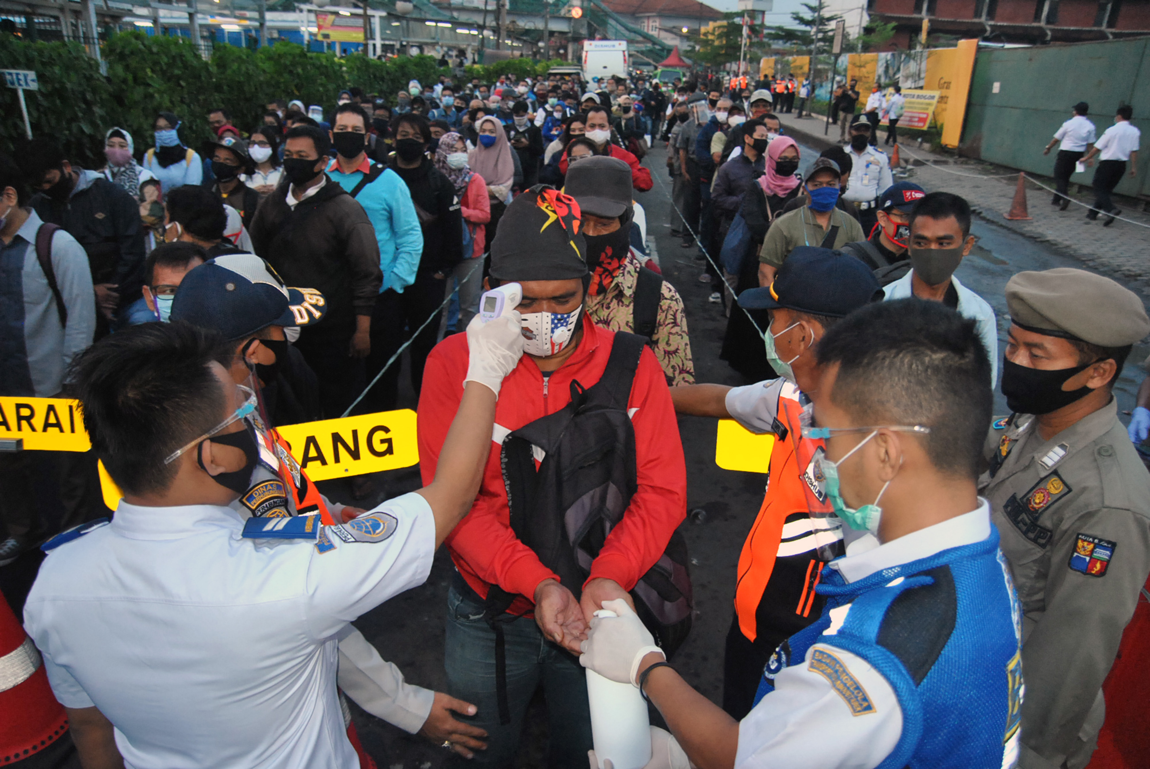 Bus Pengurai Kepadatan Penumpang KRL