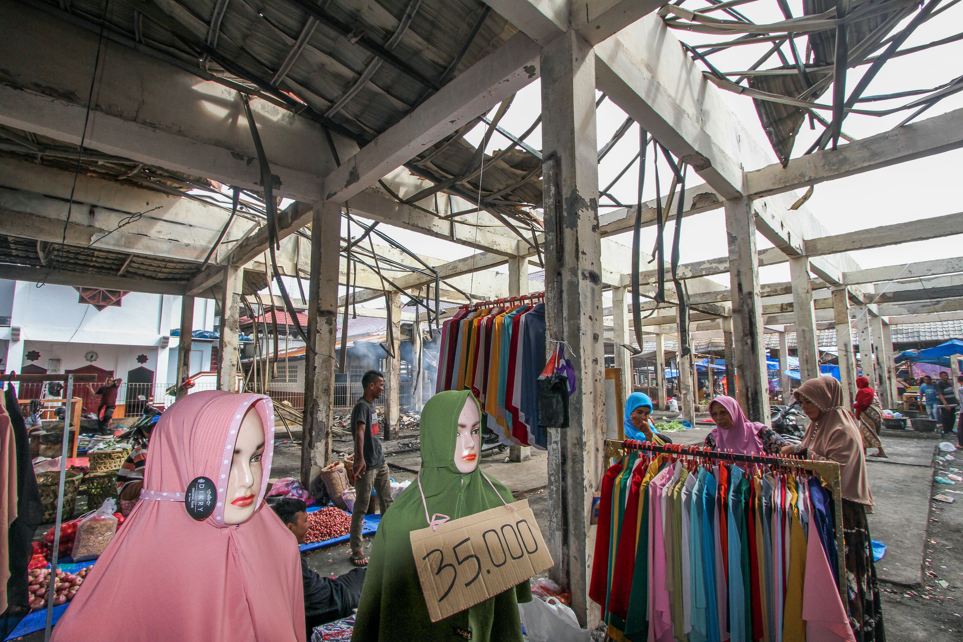 Berdagang Di Puing Lapak Yang Terbakar