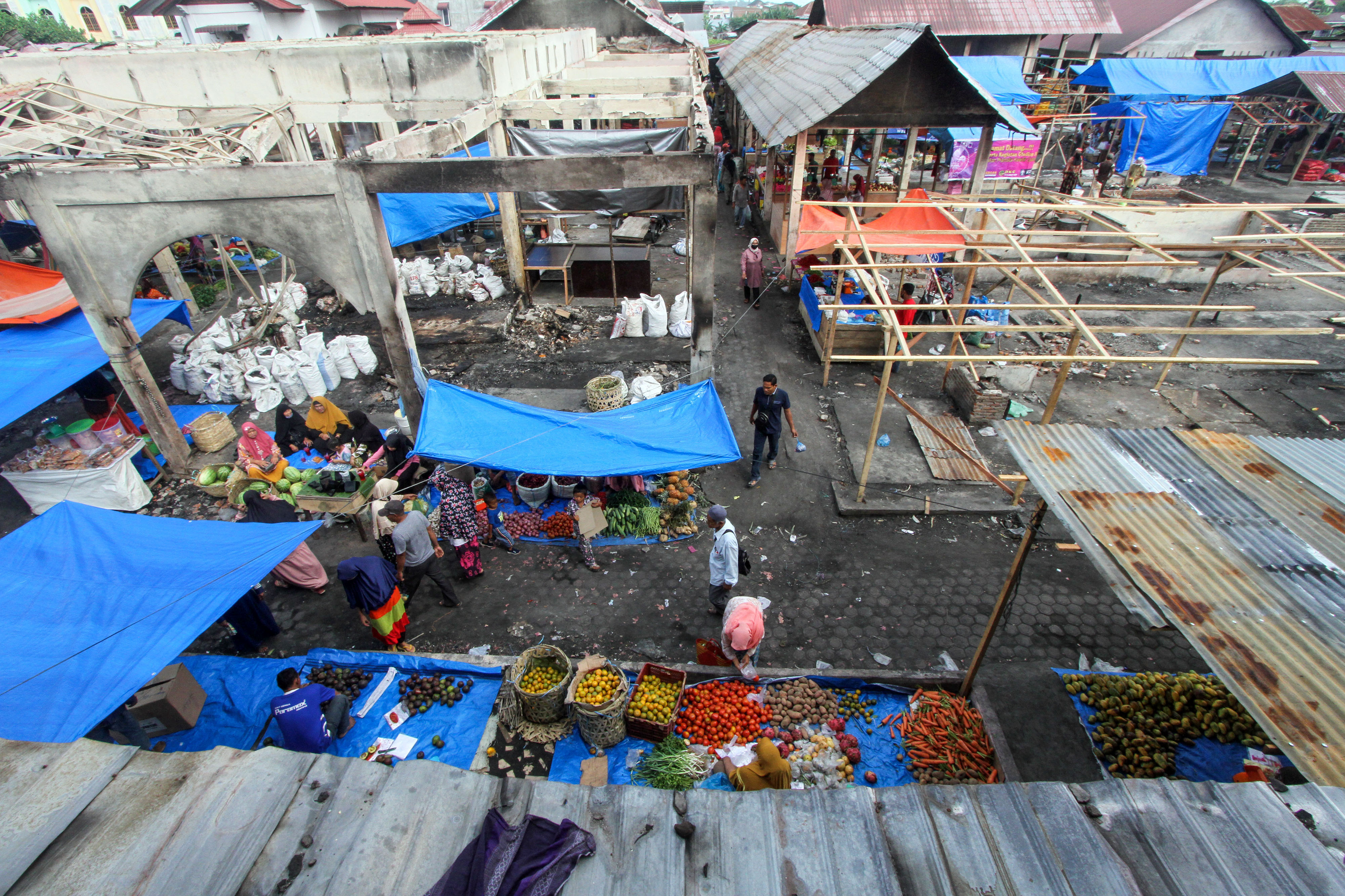 Berdagang Di Puing Lapak Yang Terbakar