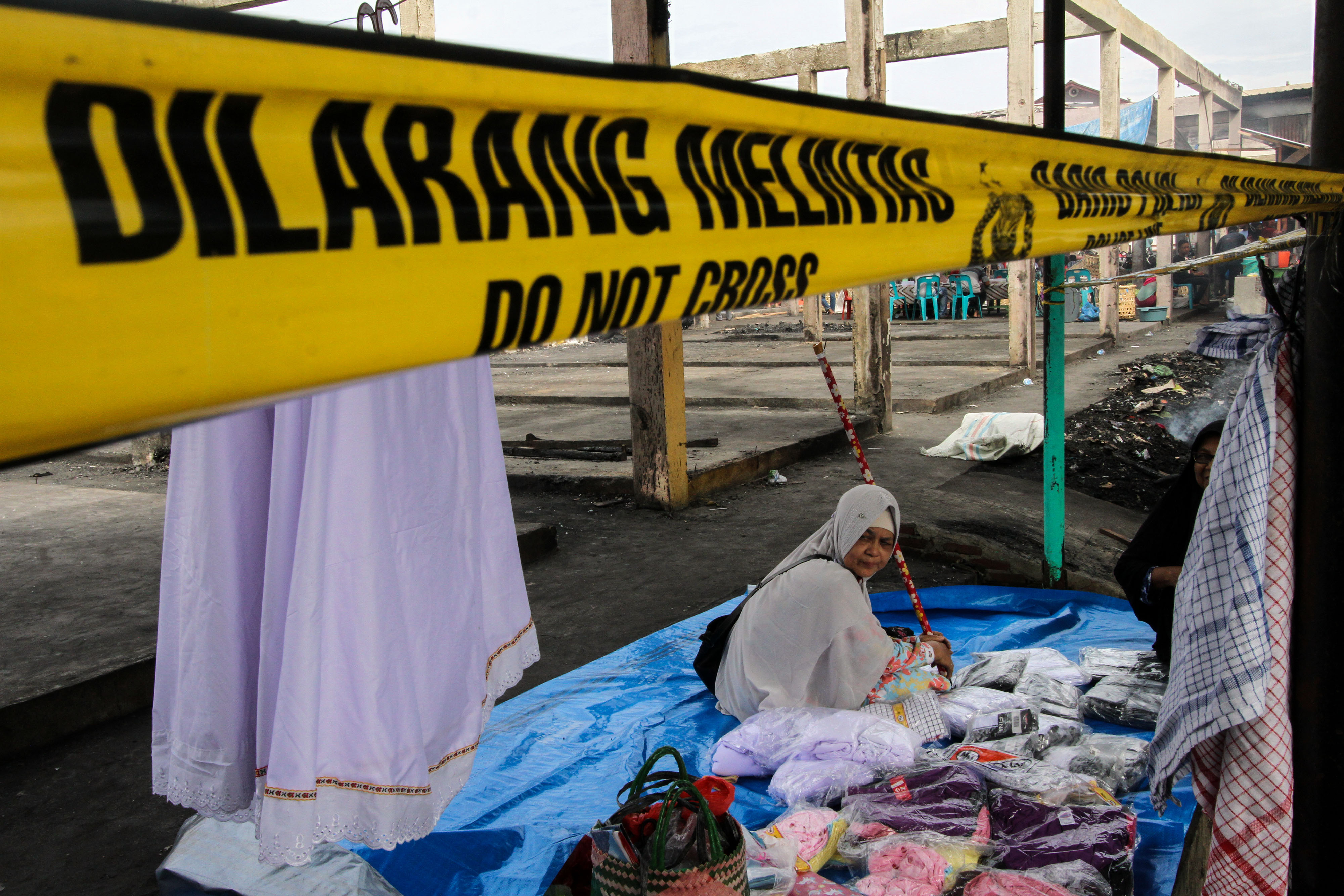 Berdagang Di Puing Lapak Yang Terbakar