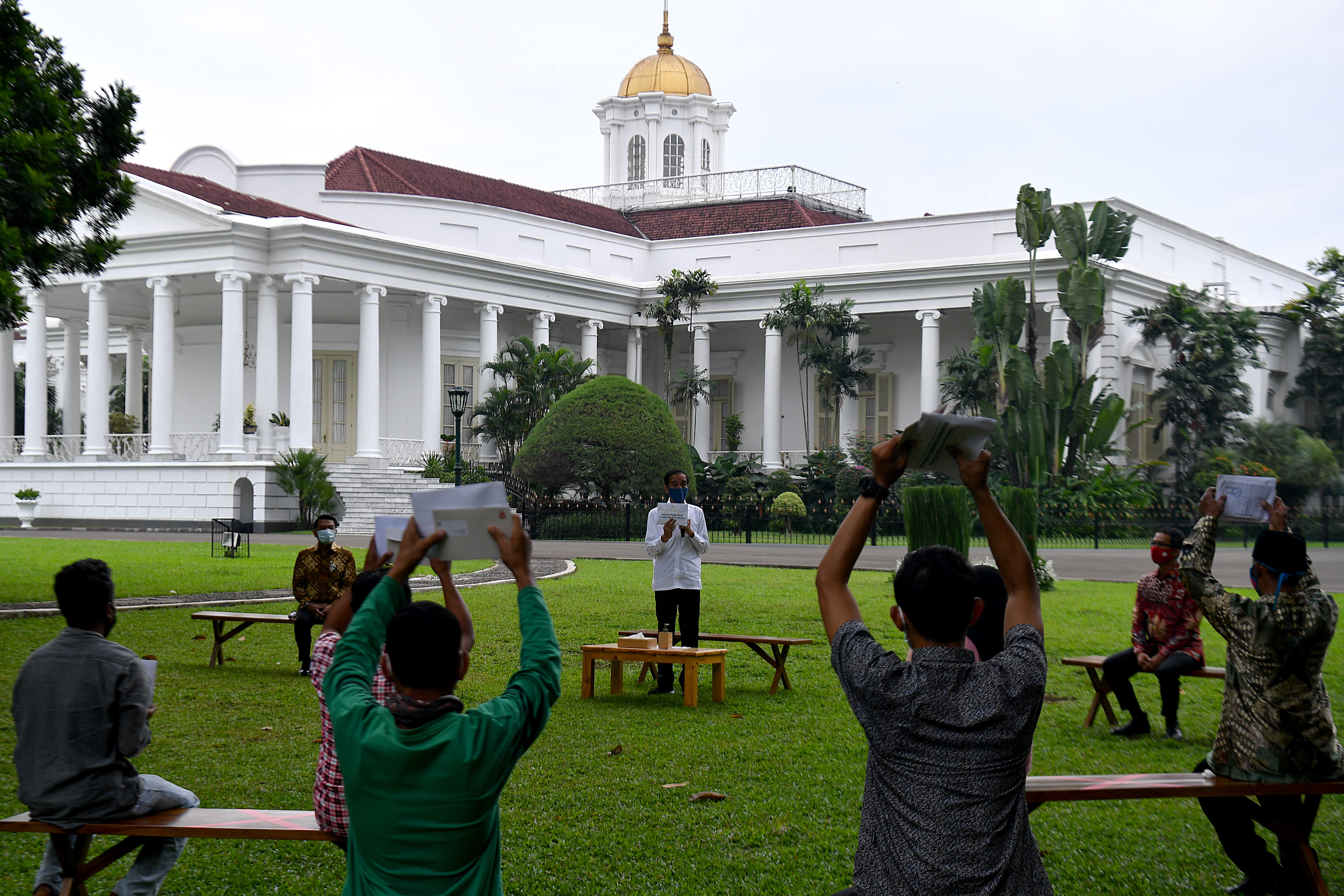 Presiden Jokowi Serahkan Bantuan Kerja
