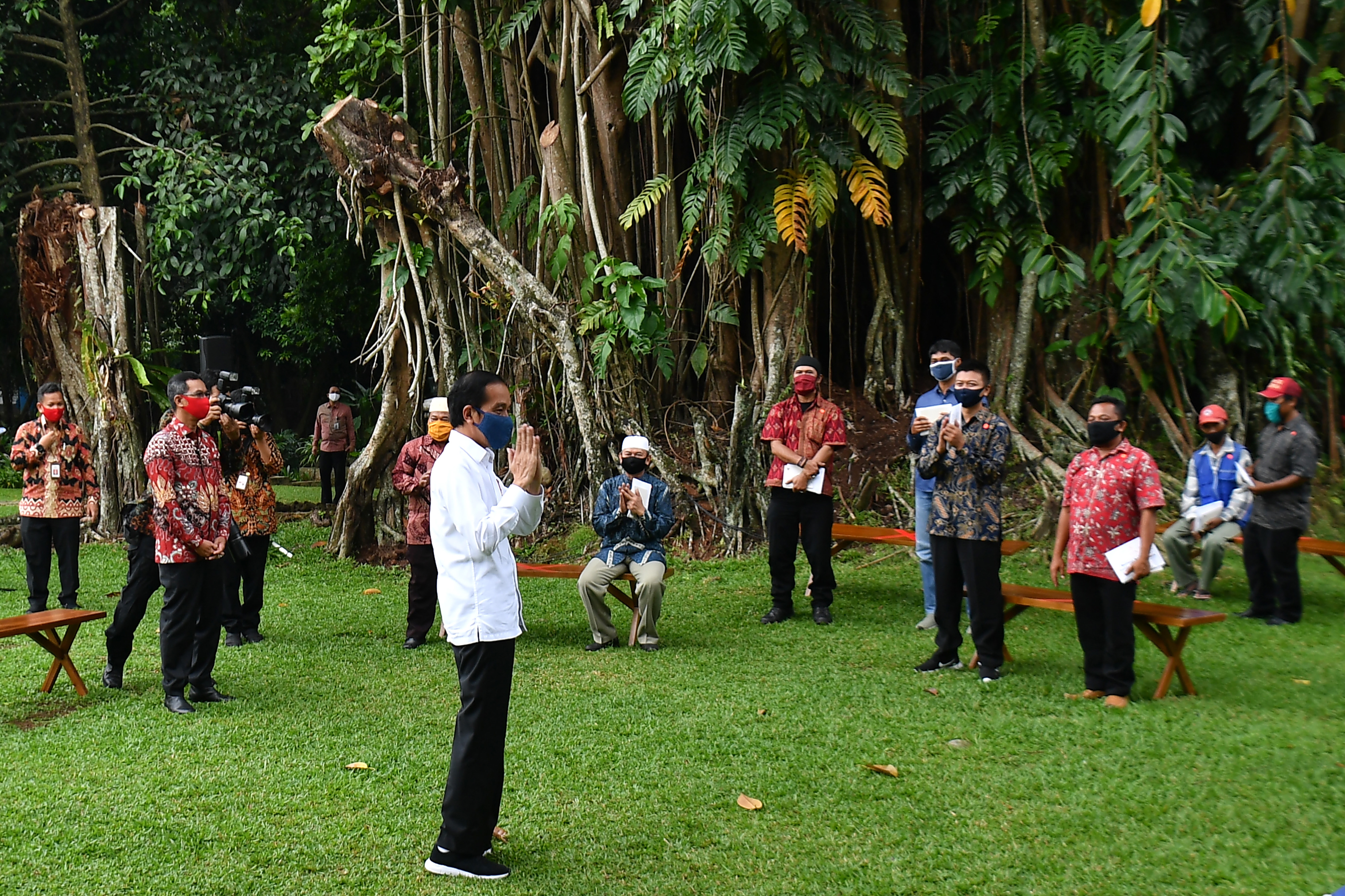 Presiden Jokowi Serahkan Bantuan Kerja