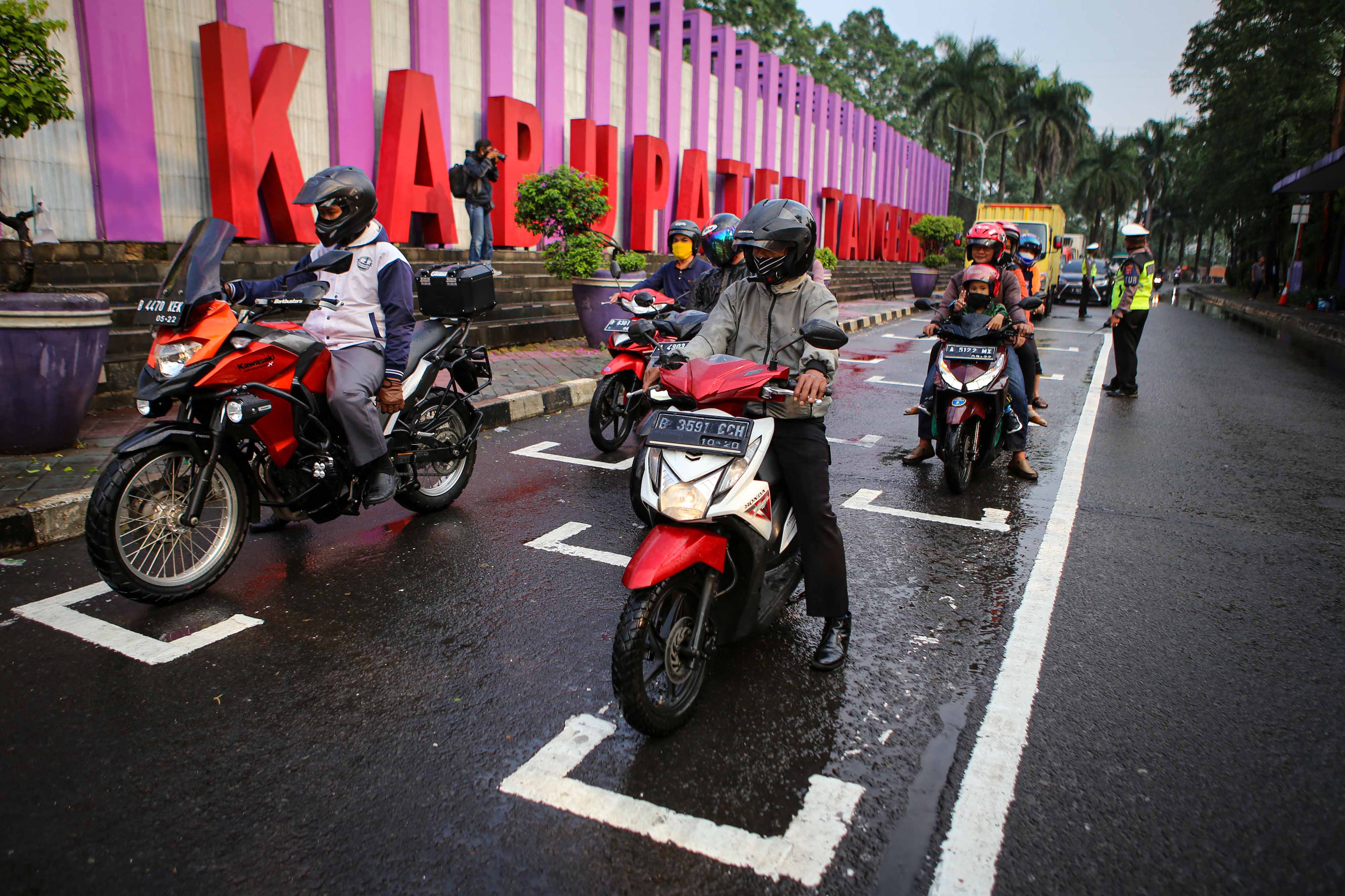 Tanda Jaga Jarak di Lampu Merah