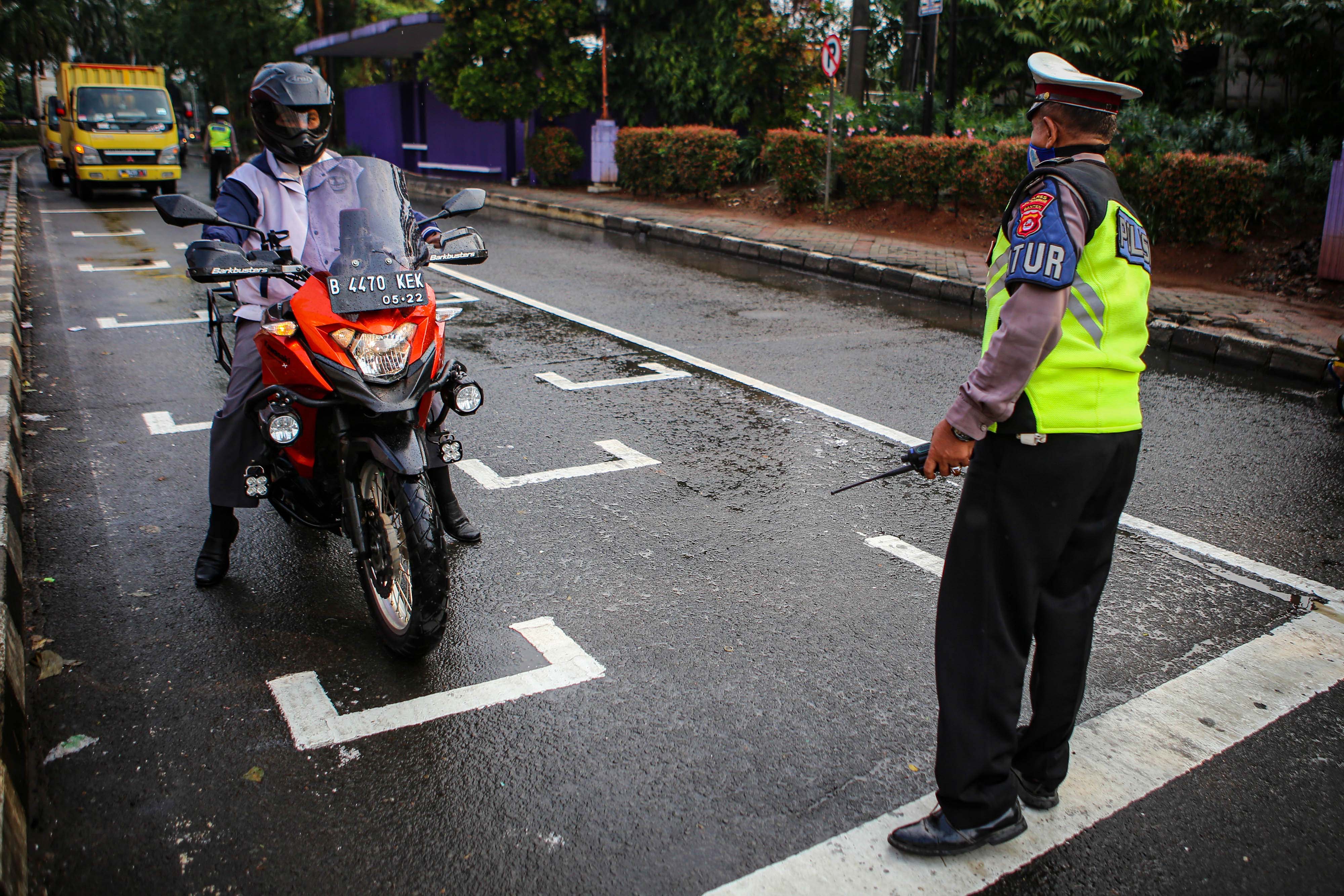 Tanda Jaga Jarak di Lampu Merah