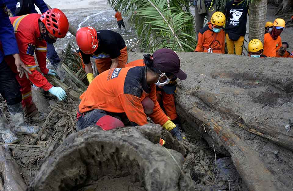 Pencarian Korban Banjir Bandang Luwu Utara