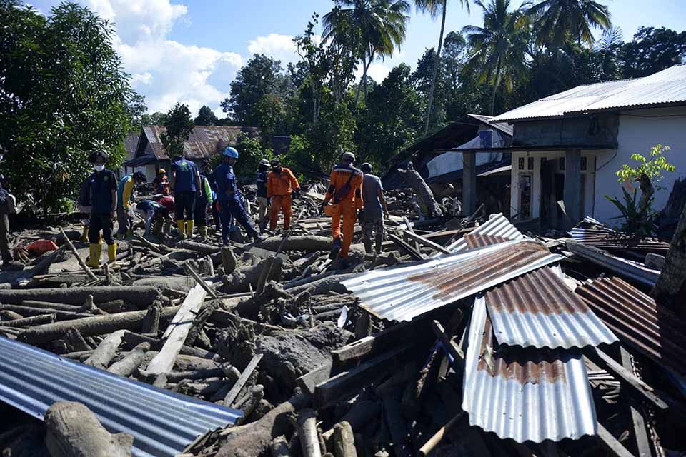 Pencarian Korban Banjir Bandang Luwu Utara