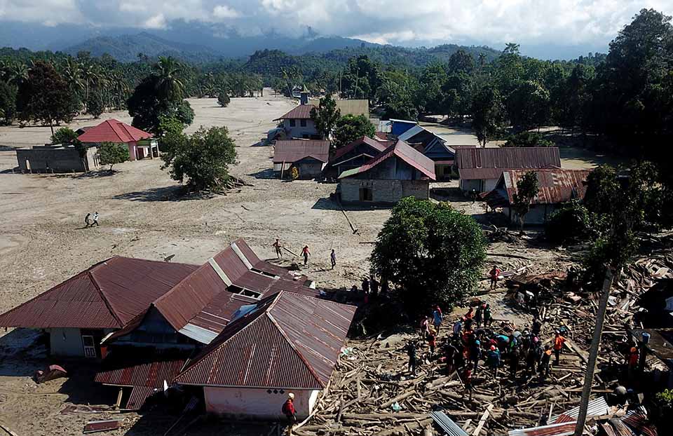 Pencarian Korban Banjir Bandang Luwu Utara