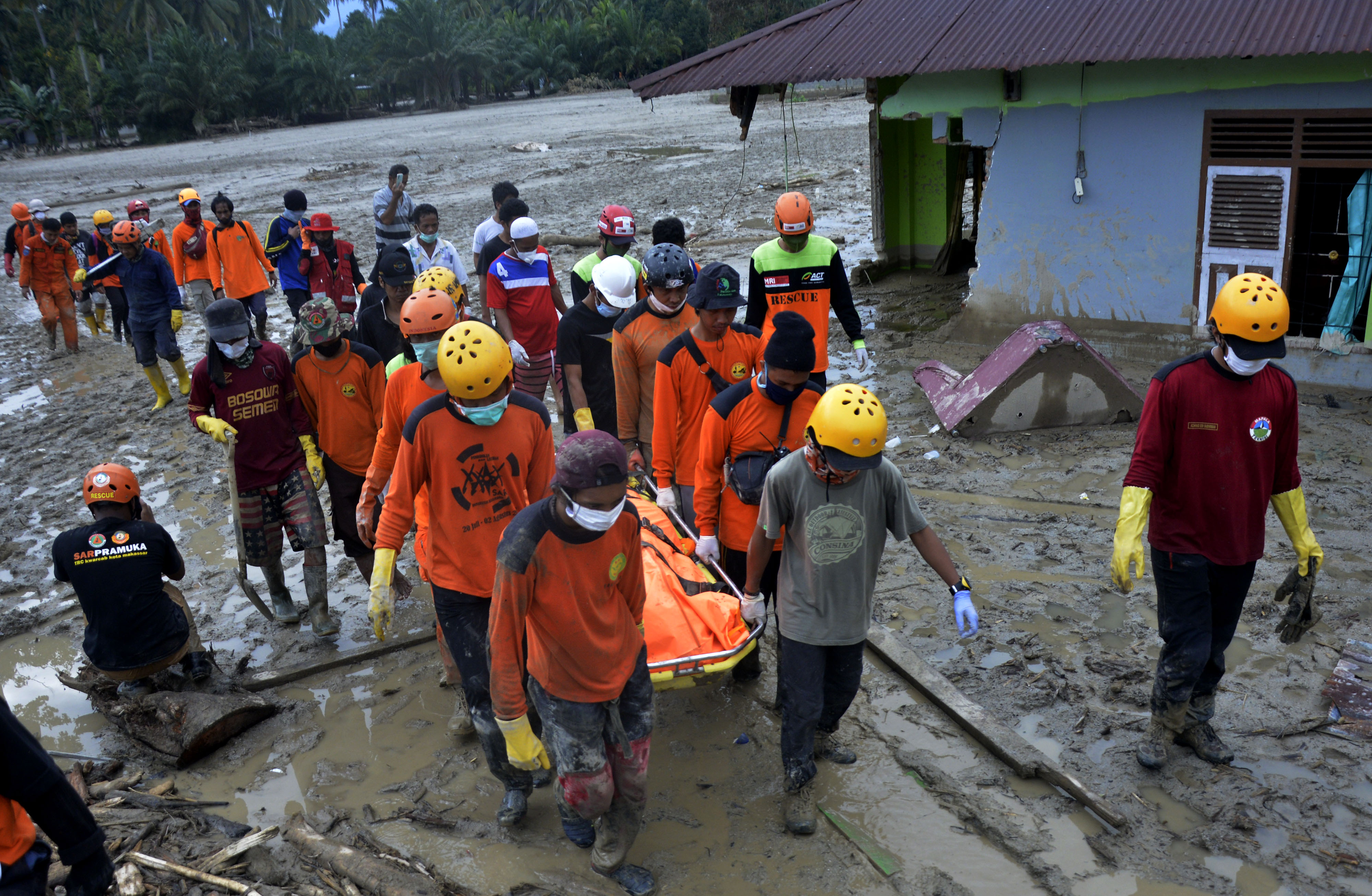 Evakuasi Jenazah Korban Banjir Bandang