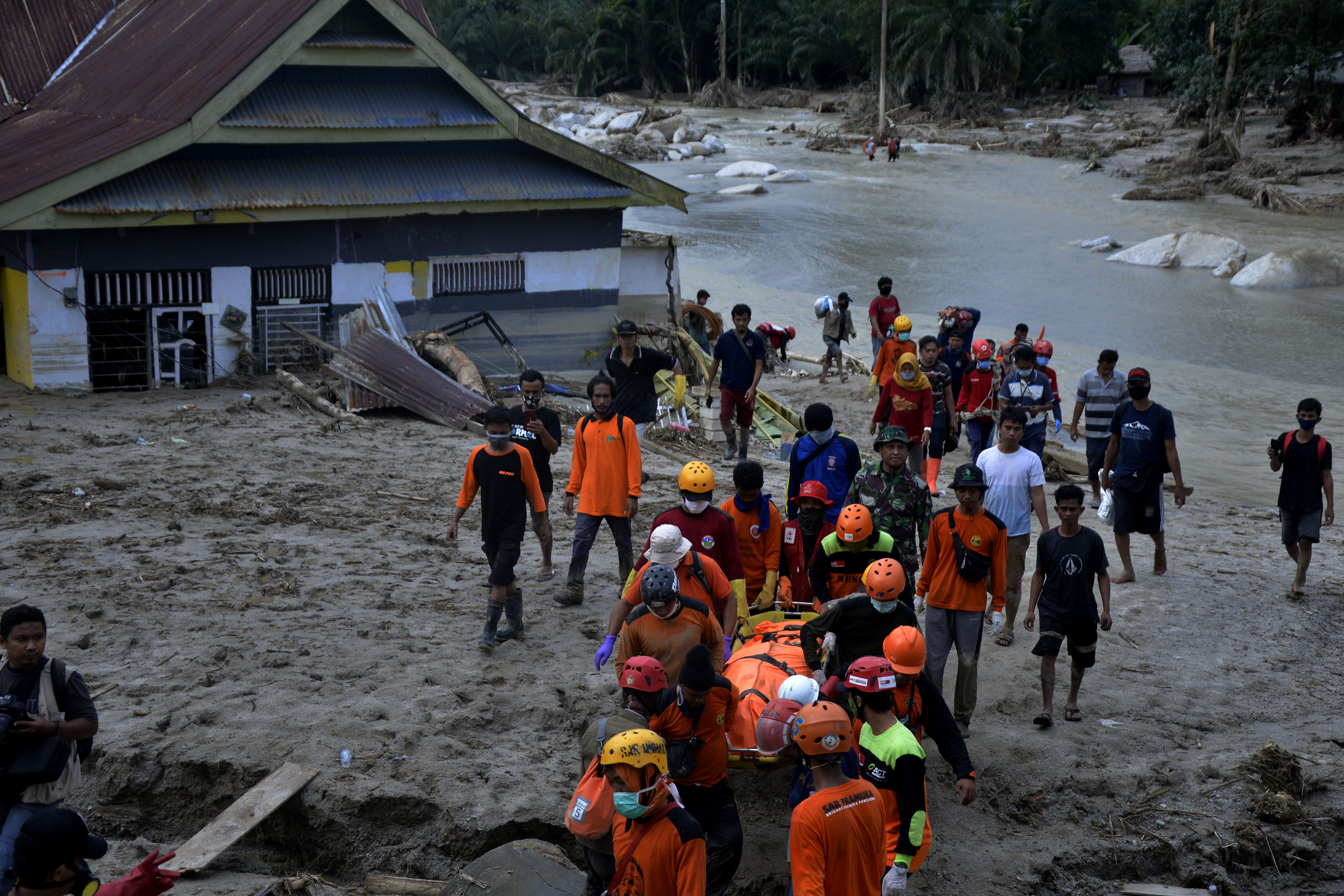 Evakuasi Jenazah Korban Banjir Bandang