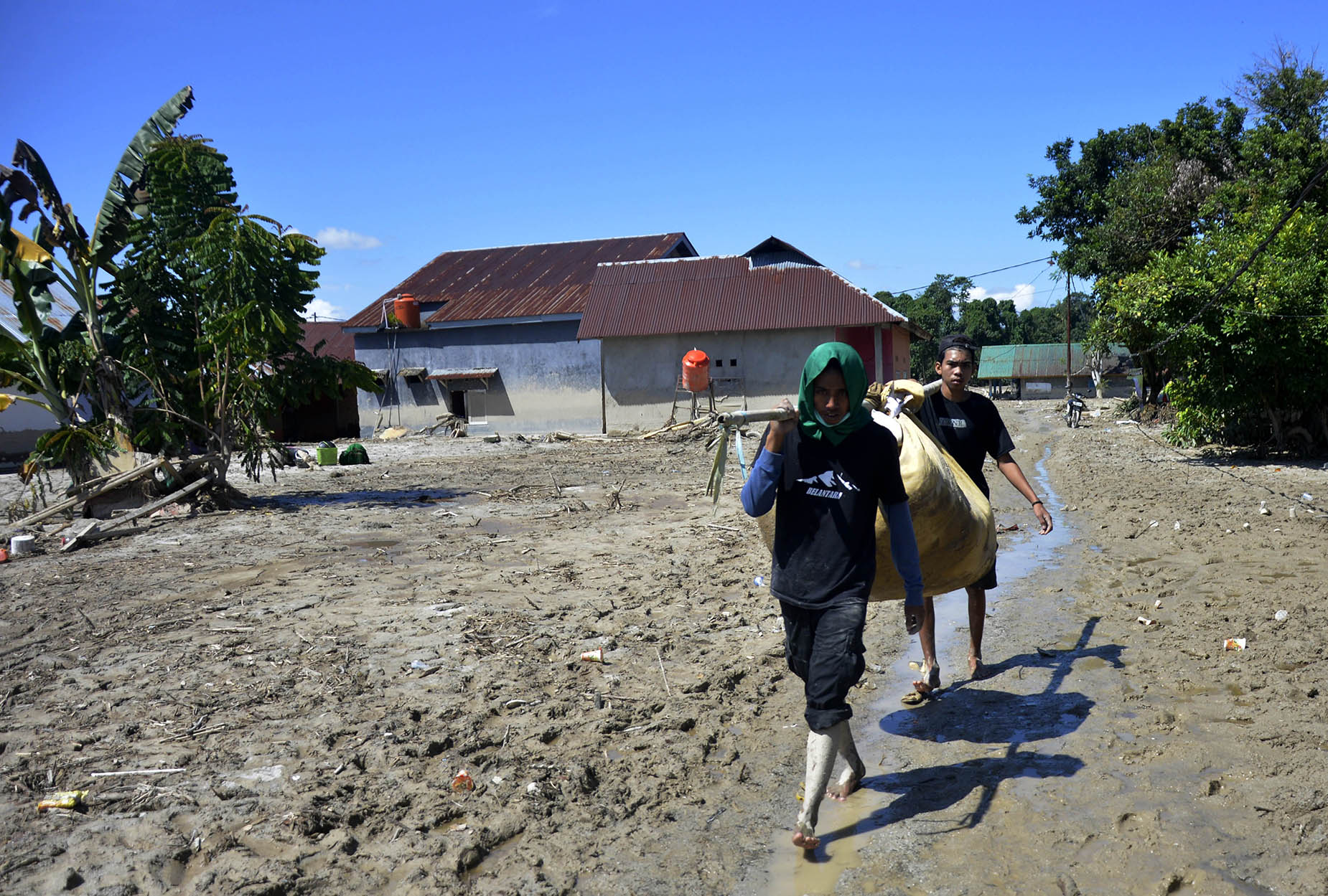 Mencari Barang Berharga Pasca Banjir Bandang