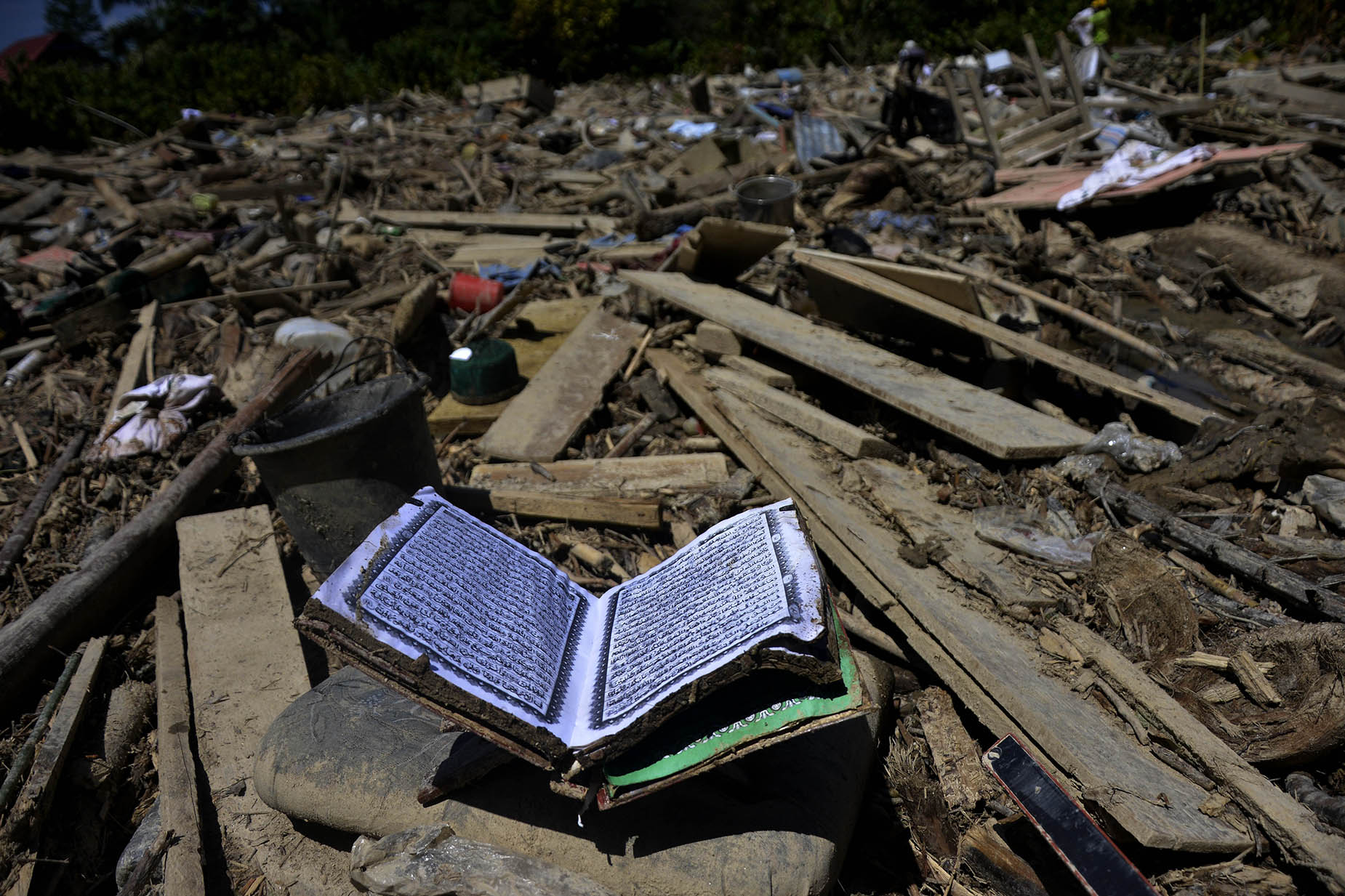 Mencari Barang Berharga Pasca Banjir Bandang