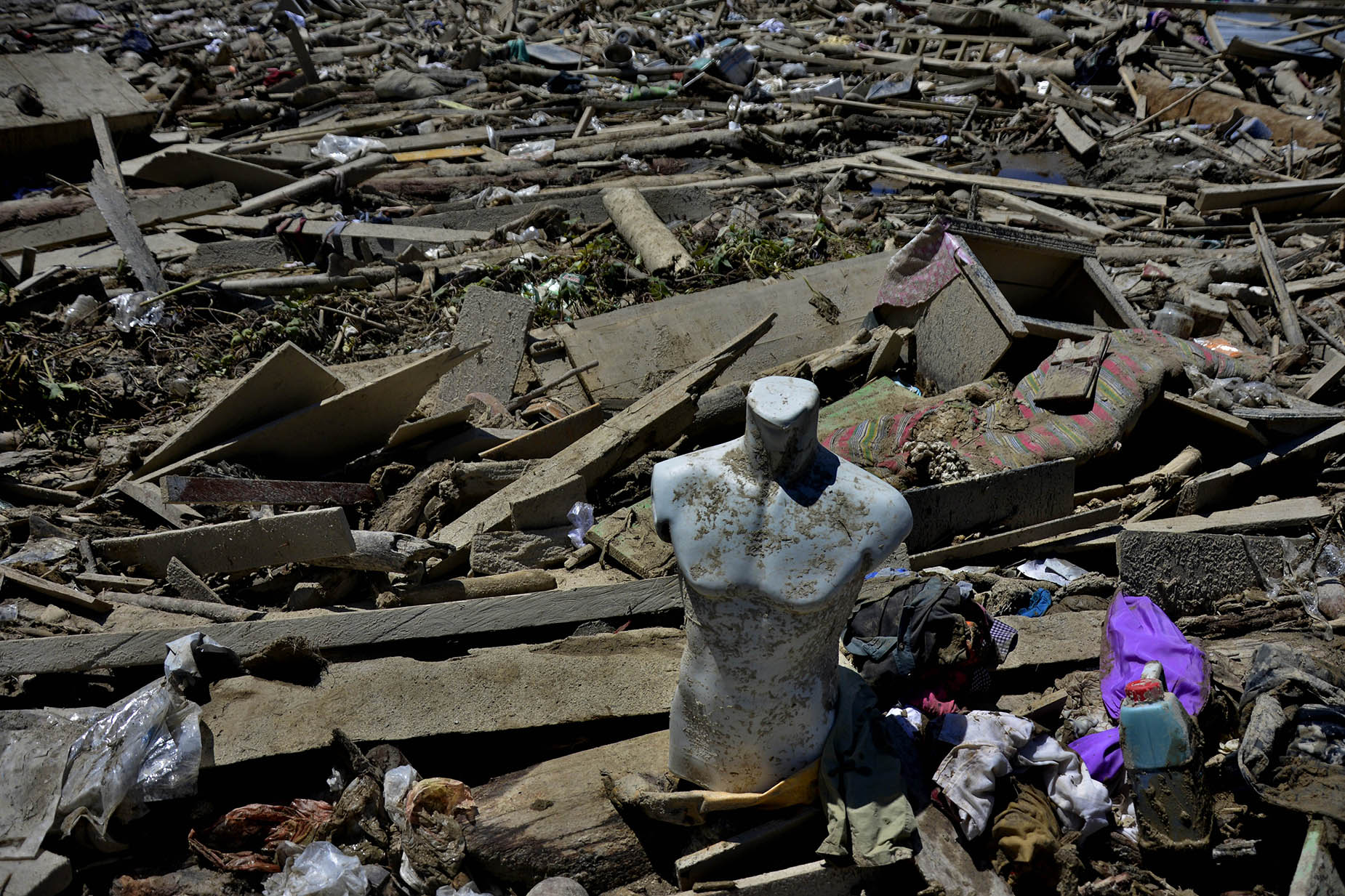 Mencari Barang Berharga Pasca Banjir Bandang