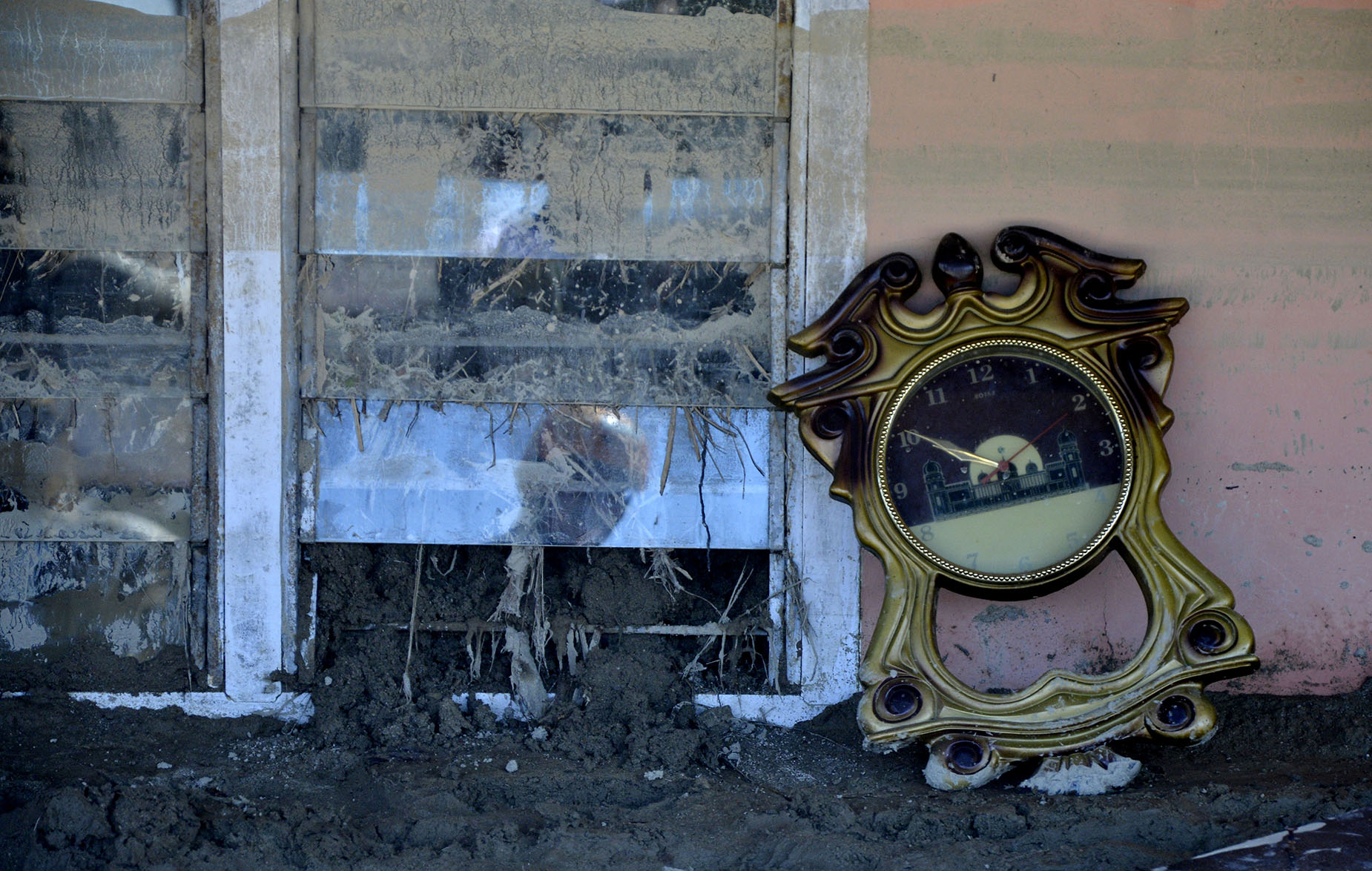 Mencari Barang Berharga Pasca Banjir Bandang