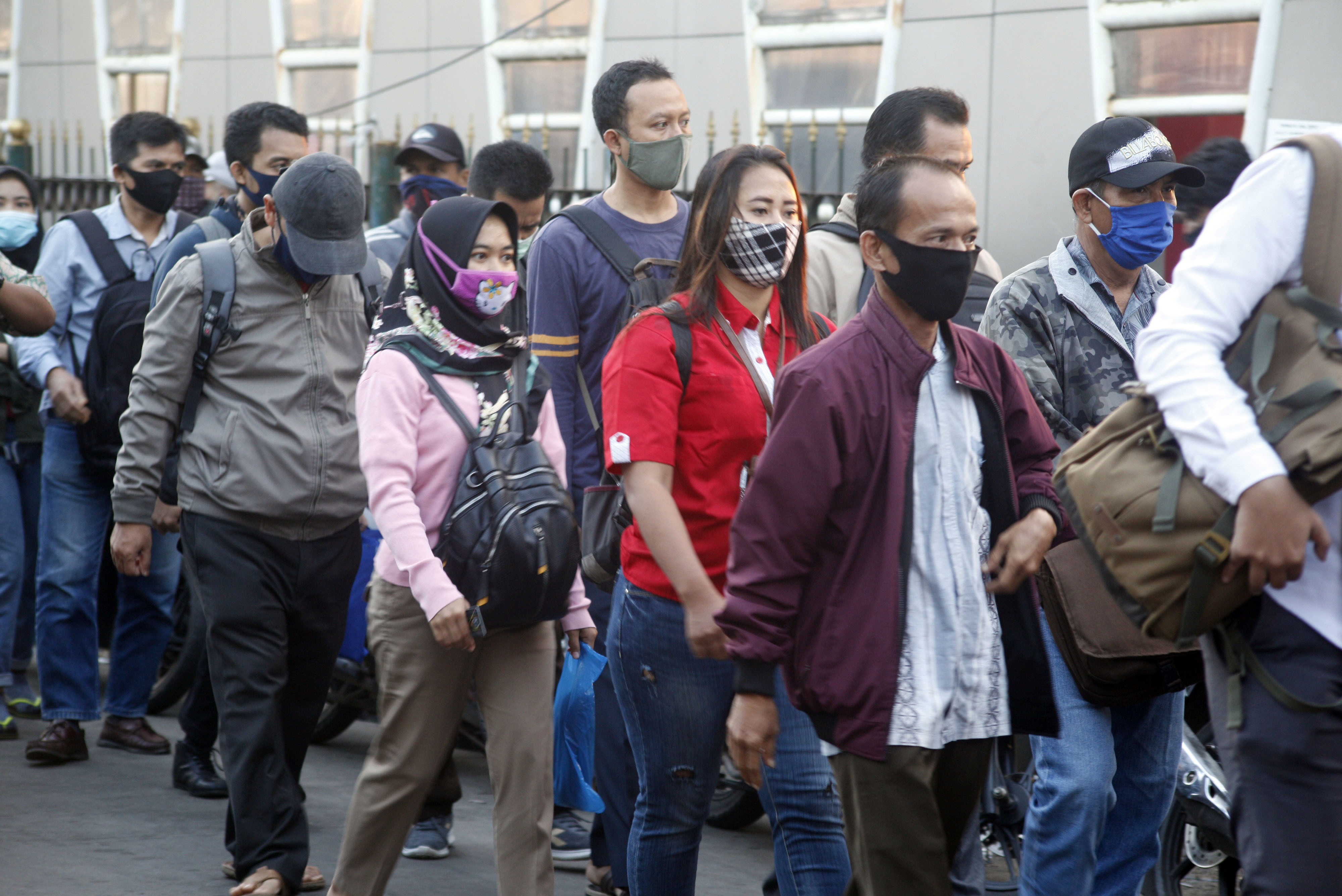 Penggunaan Pakaian Lengan Panjang Bagi Pengguna KRL Mulai Berlaku