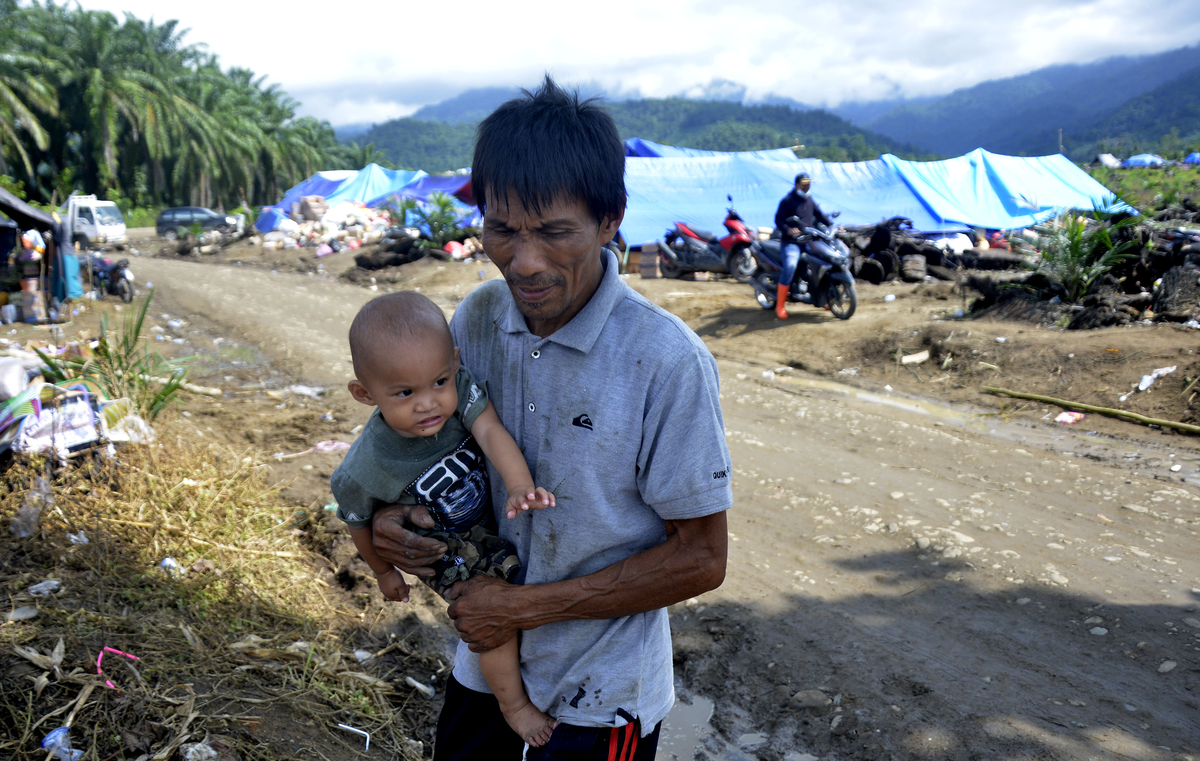 Pengungsi Korban Banjir Bandang di Luwu Utara