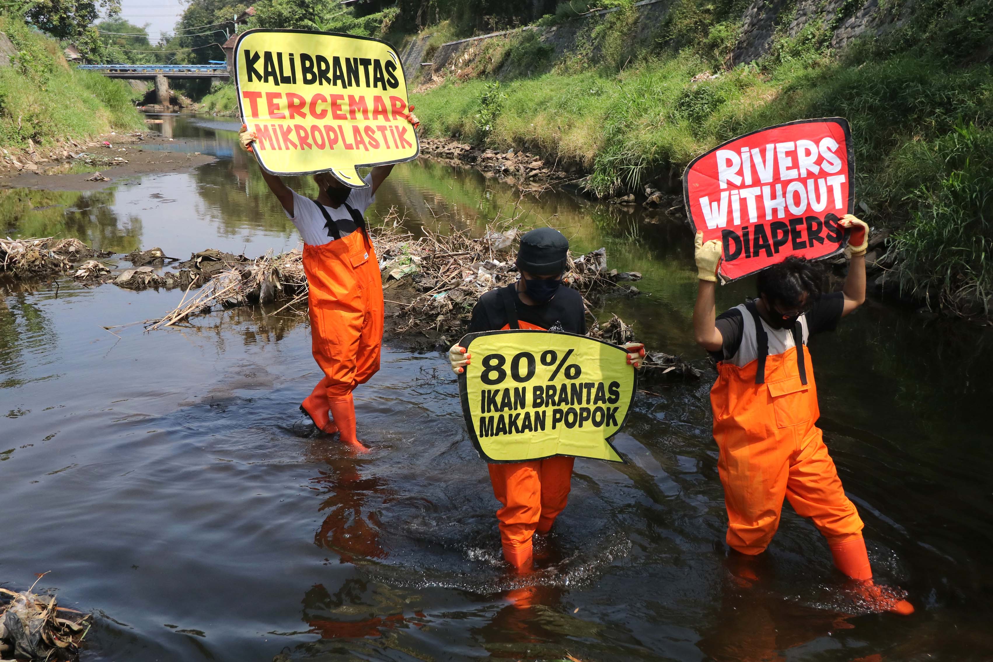 Popok Bayi Cemari Sungai Brantas