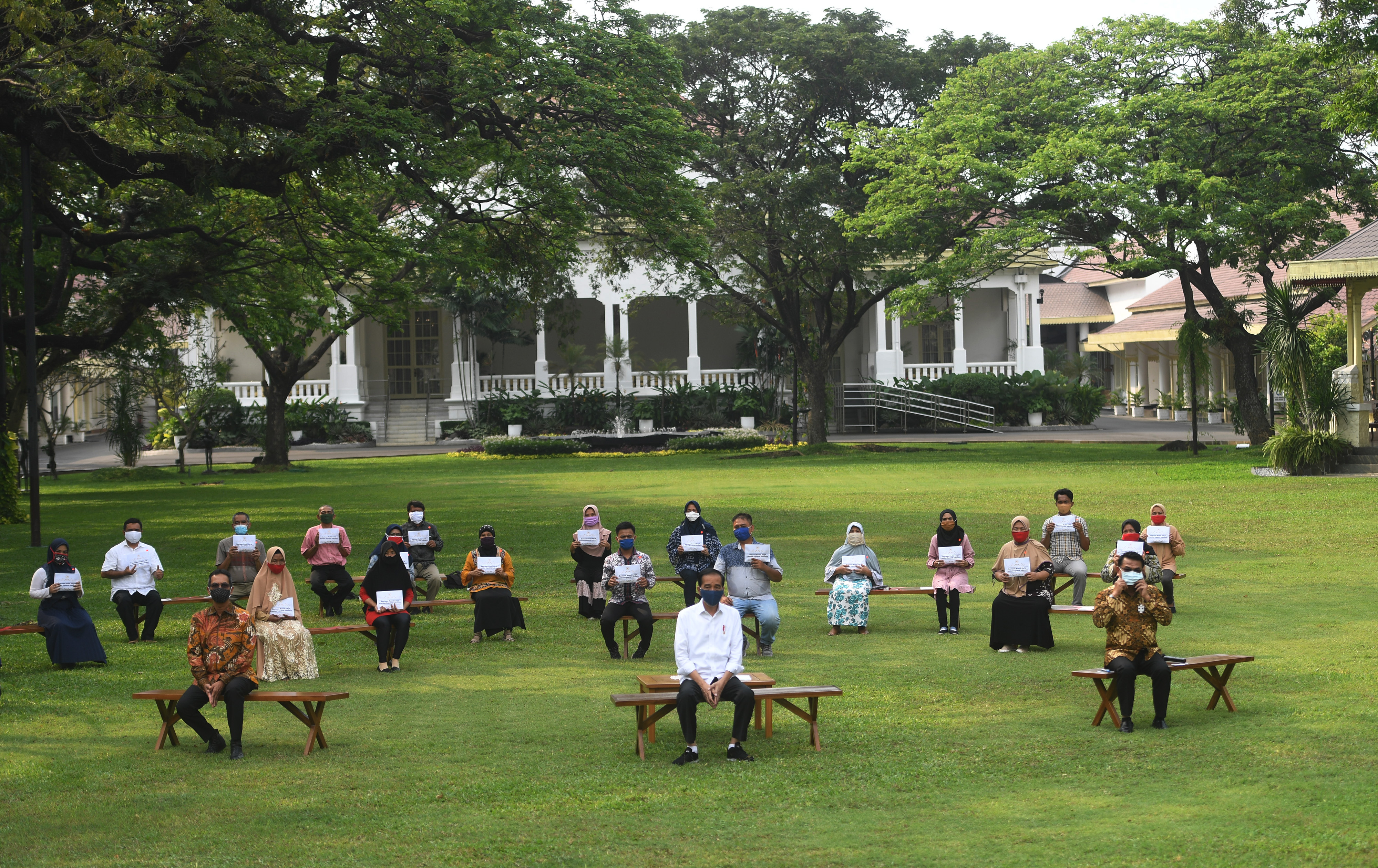 Presiden Jokowi Berikan Bantuan Modal Kerja
