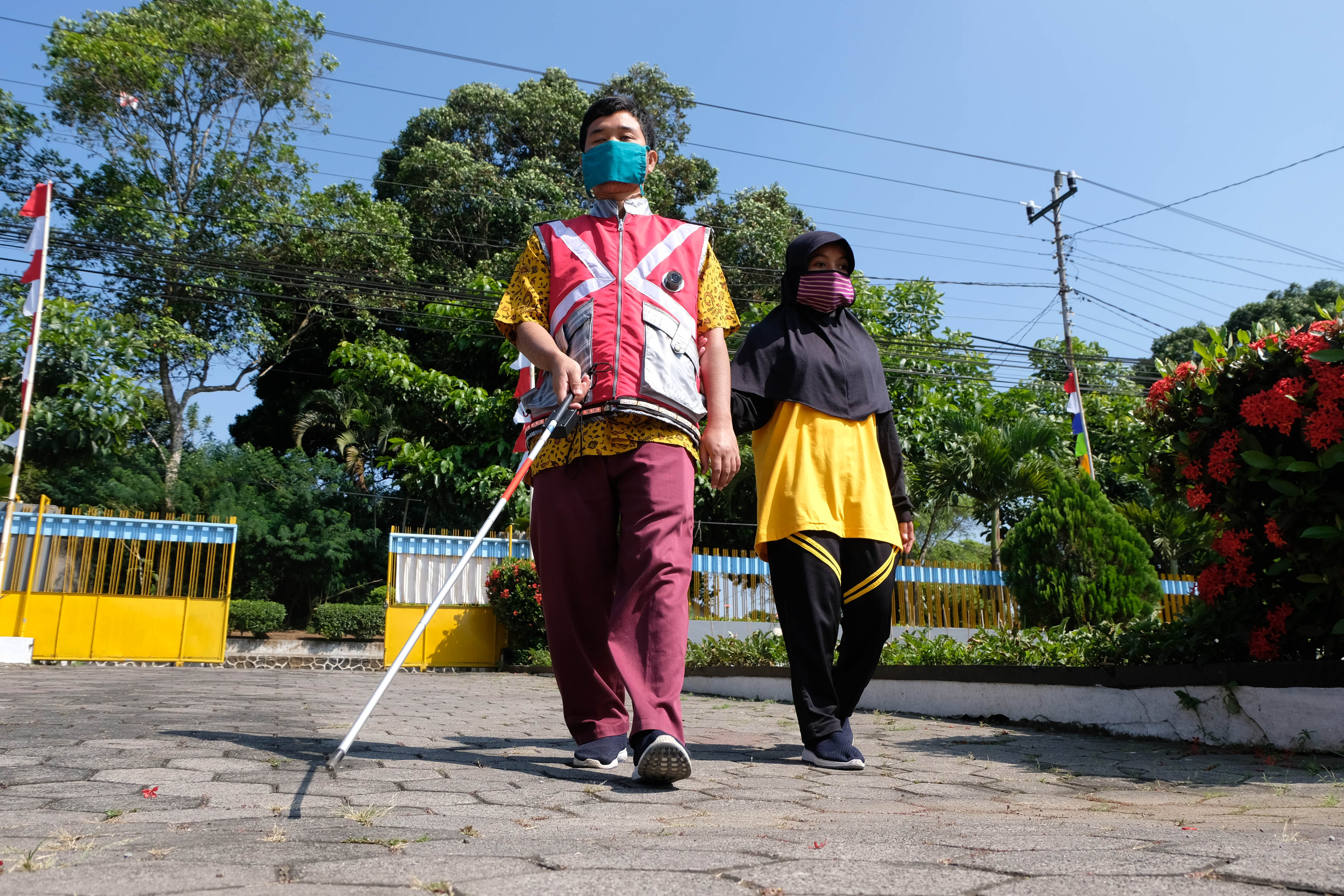 Rompi dan Tongkat Berteknologi untuk Penyandang Disabilitas
