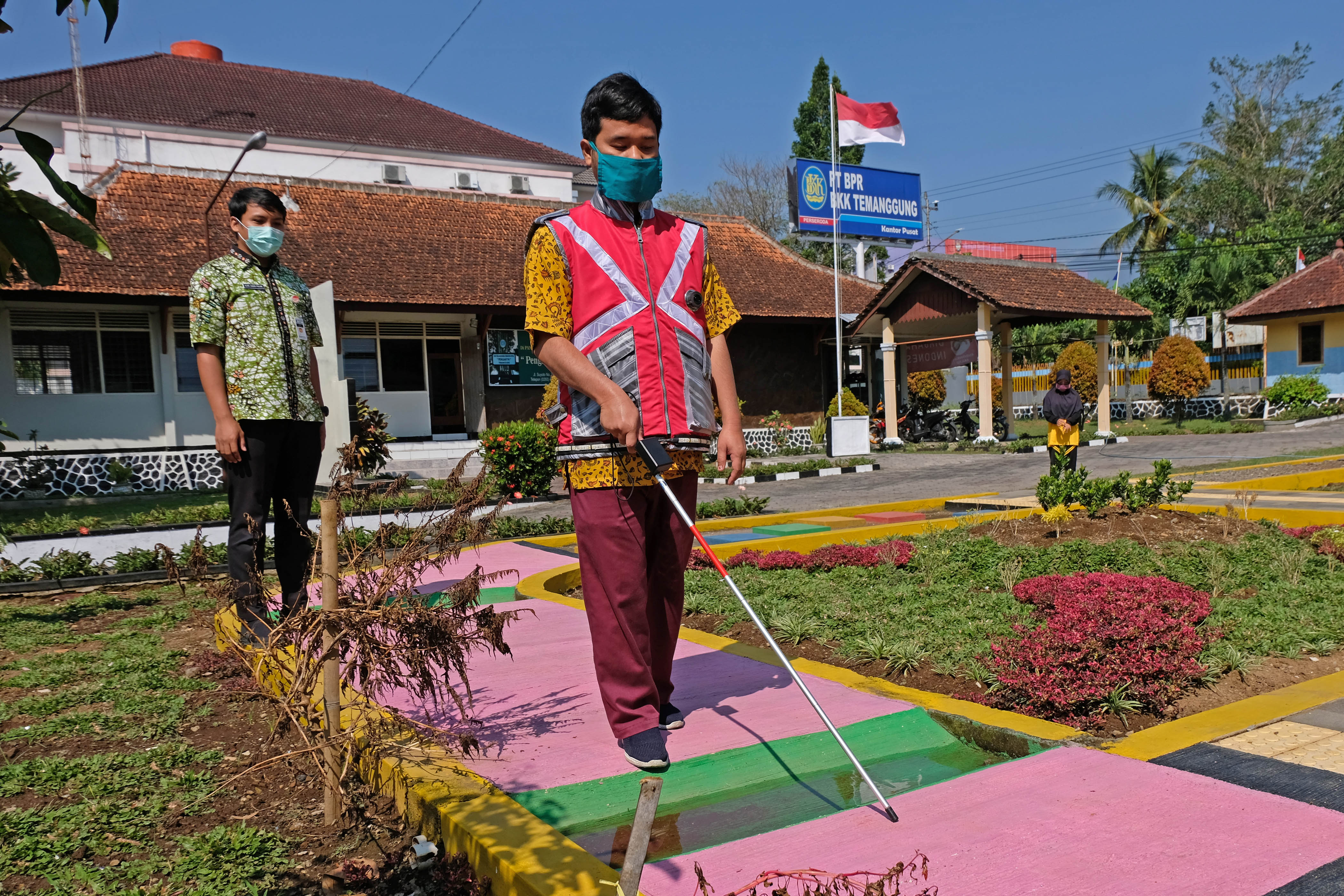 Rompi dan Tongkat Berteknologi untuk Penyandang Disabilitas