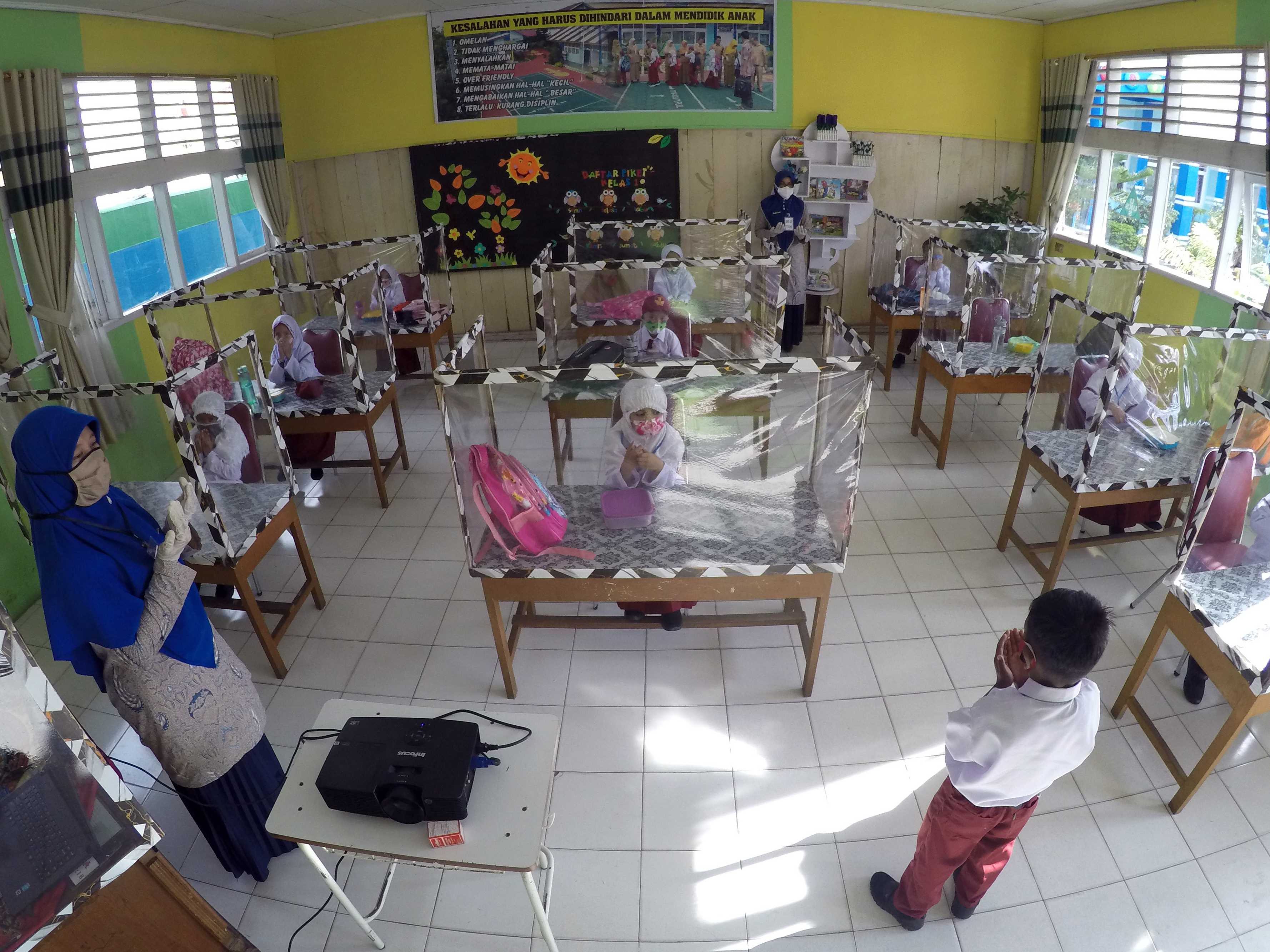 Belajar Secara Tatap Muka Gunakan Sekat