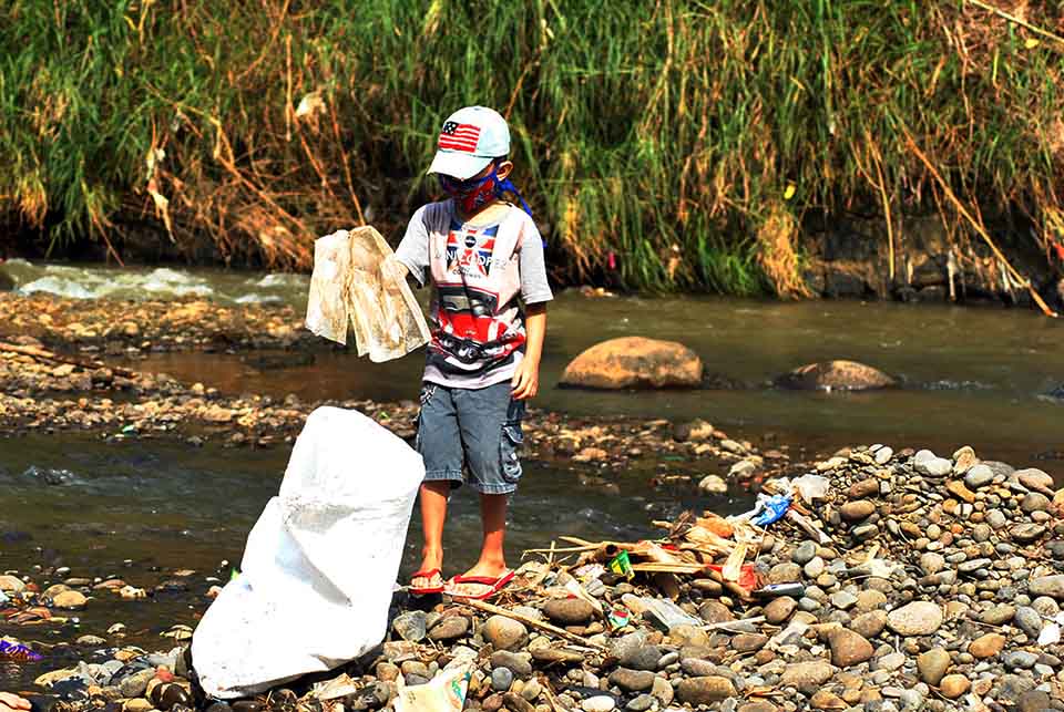 Mulung Sampah Ciliwung di Hari Sungai Nasional