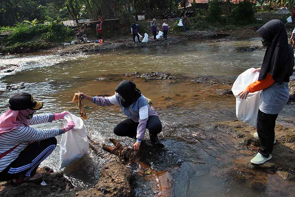 Mulung Sampah Ciliwung di Hari Sungai Nasional