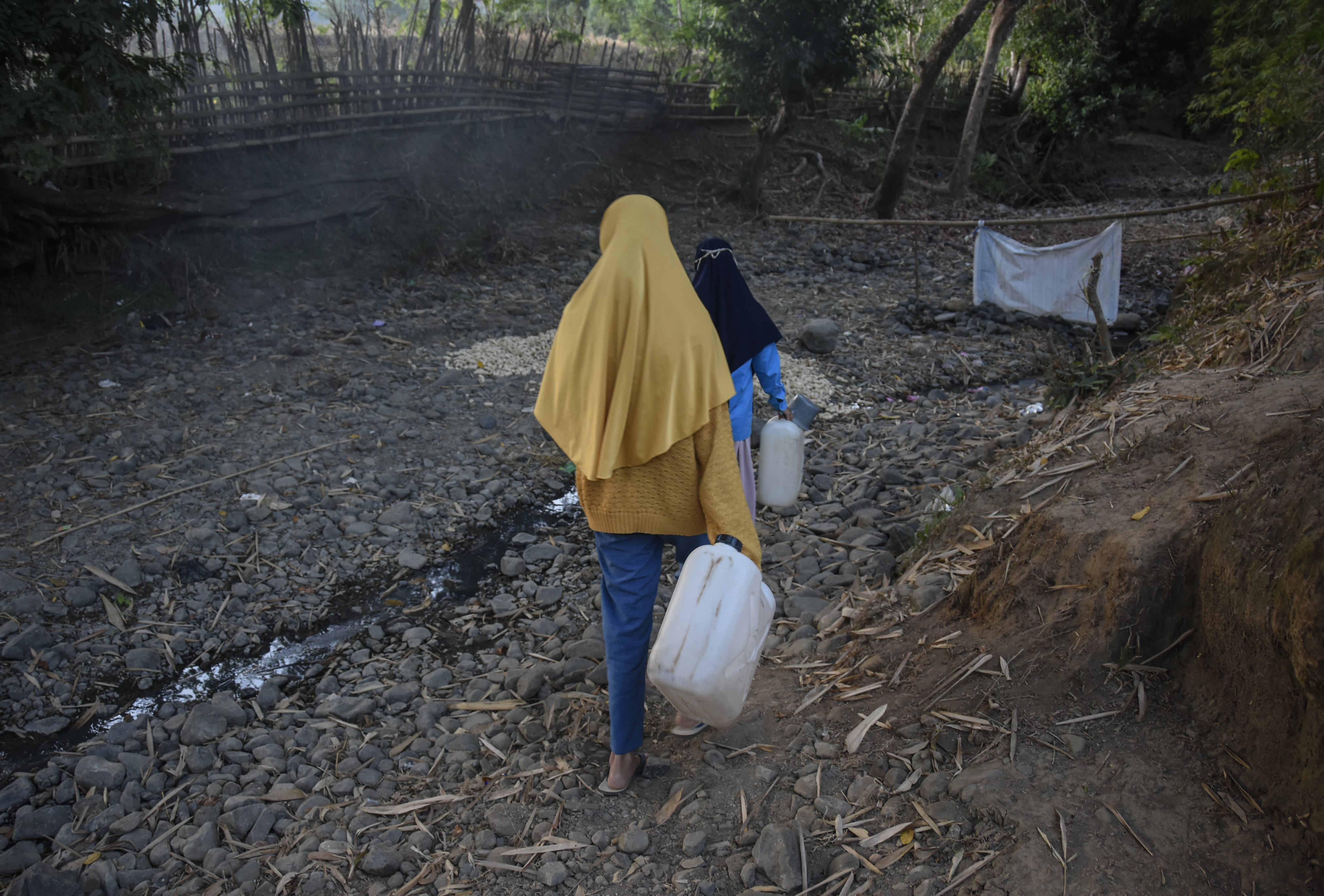  Kesulitan Mendapatkan Air Bersih 