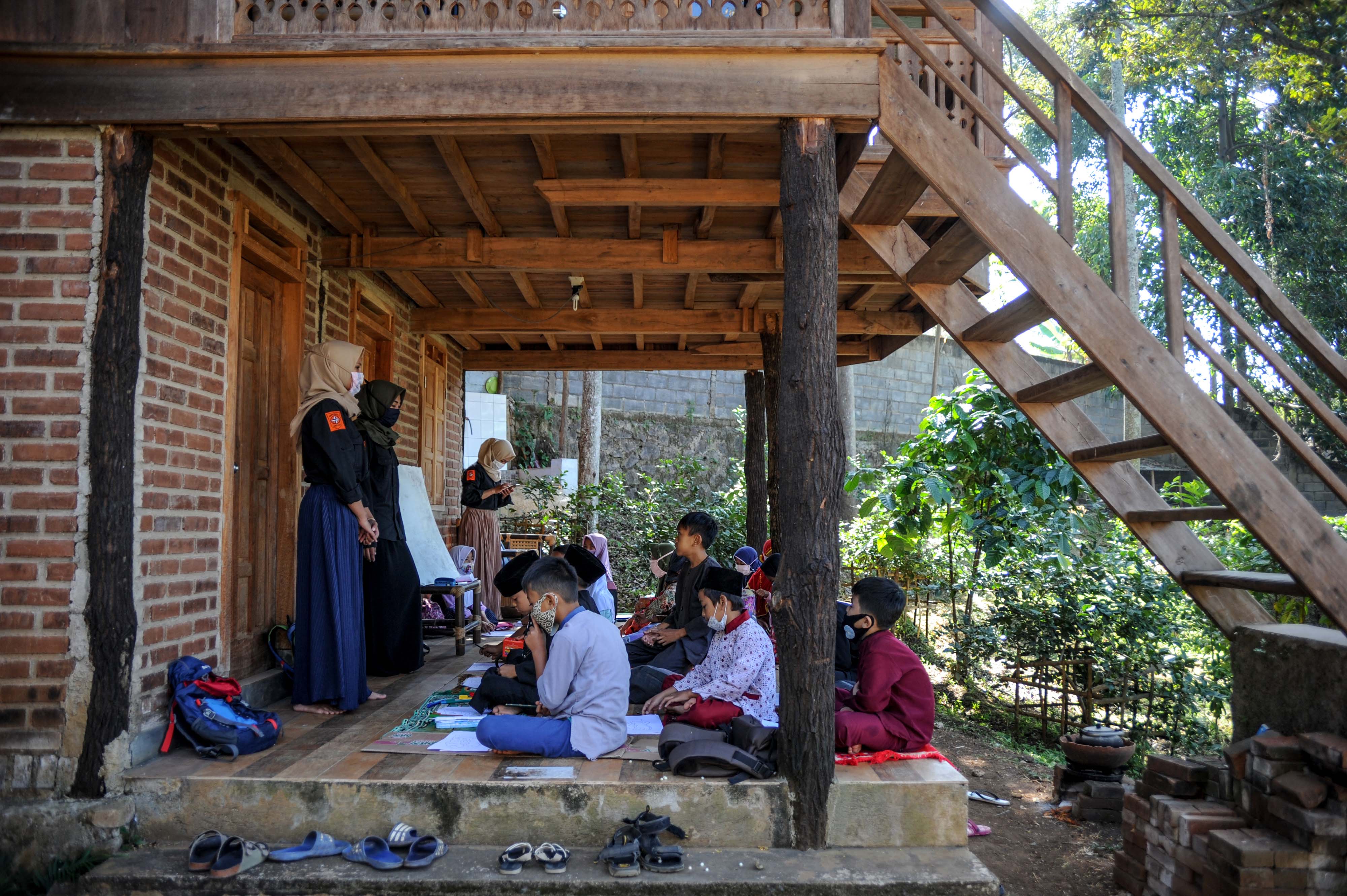 Kegiatan Belajar Gratis Relawab Karang Tarunan