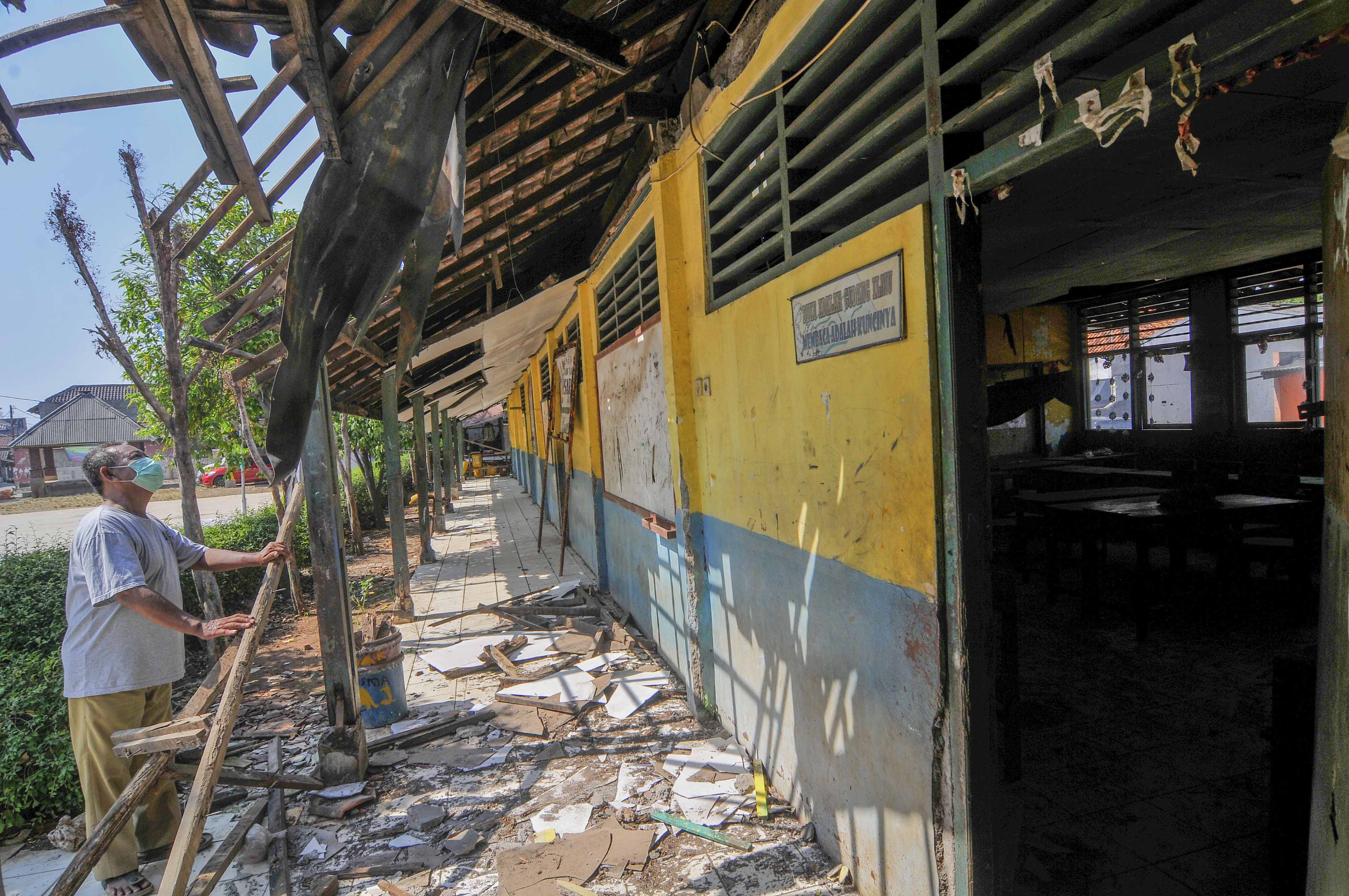 Bangunan Sekolah Rusak di Tambun