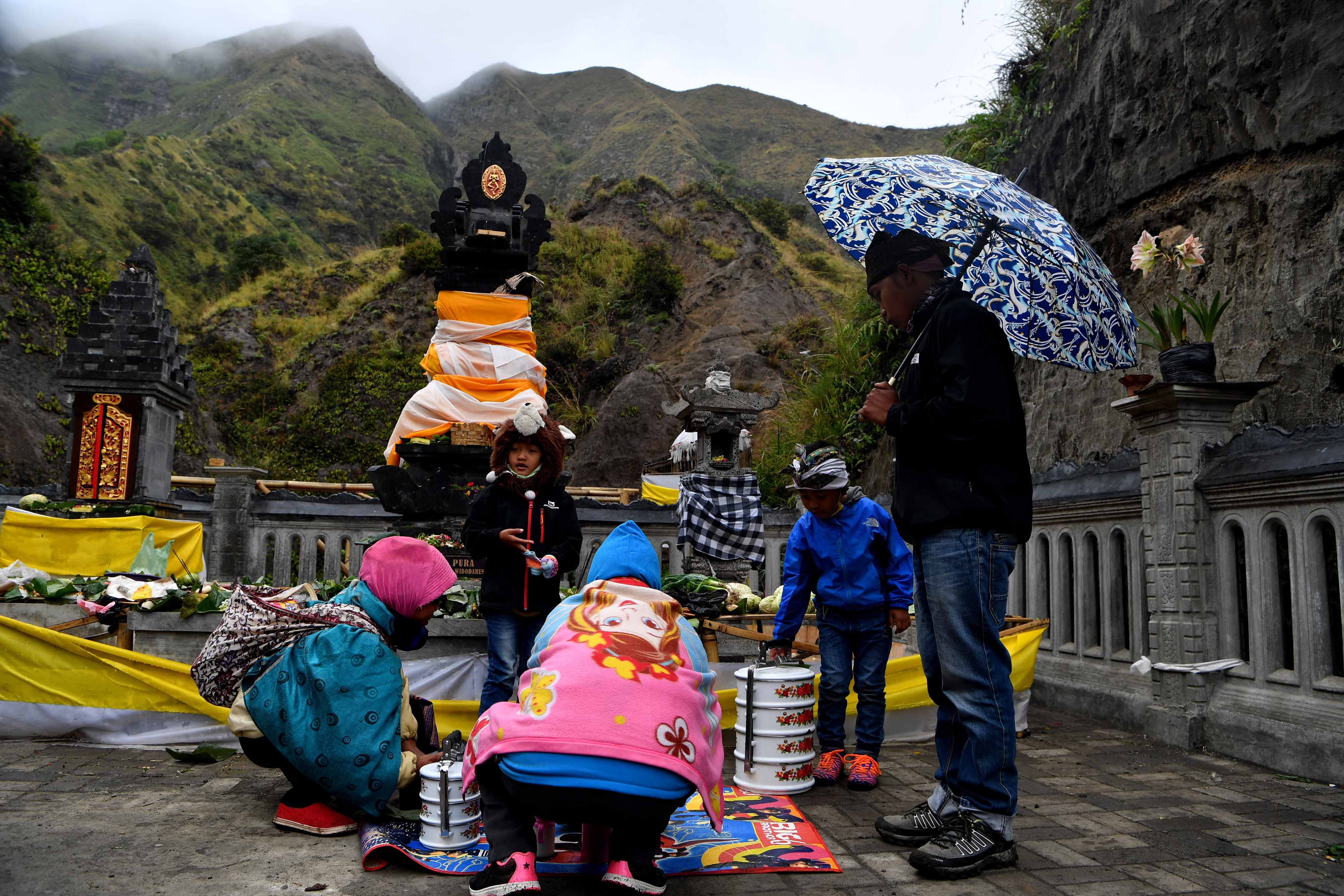 Ritual Mengambil Air Suci Suku Tengger