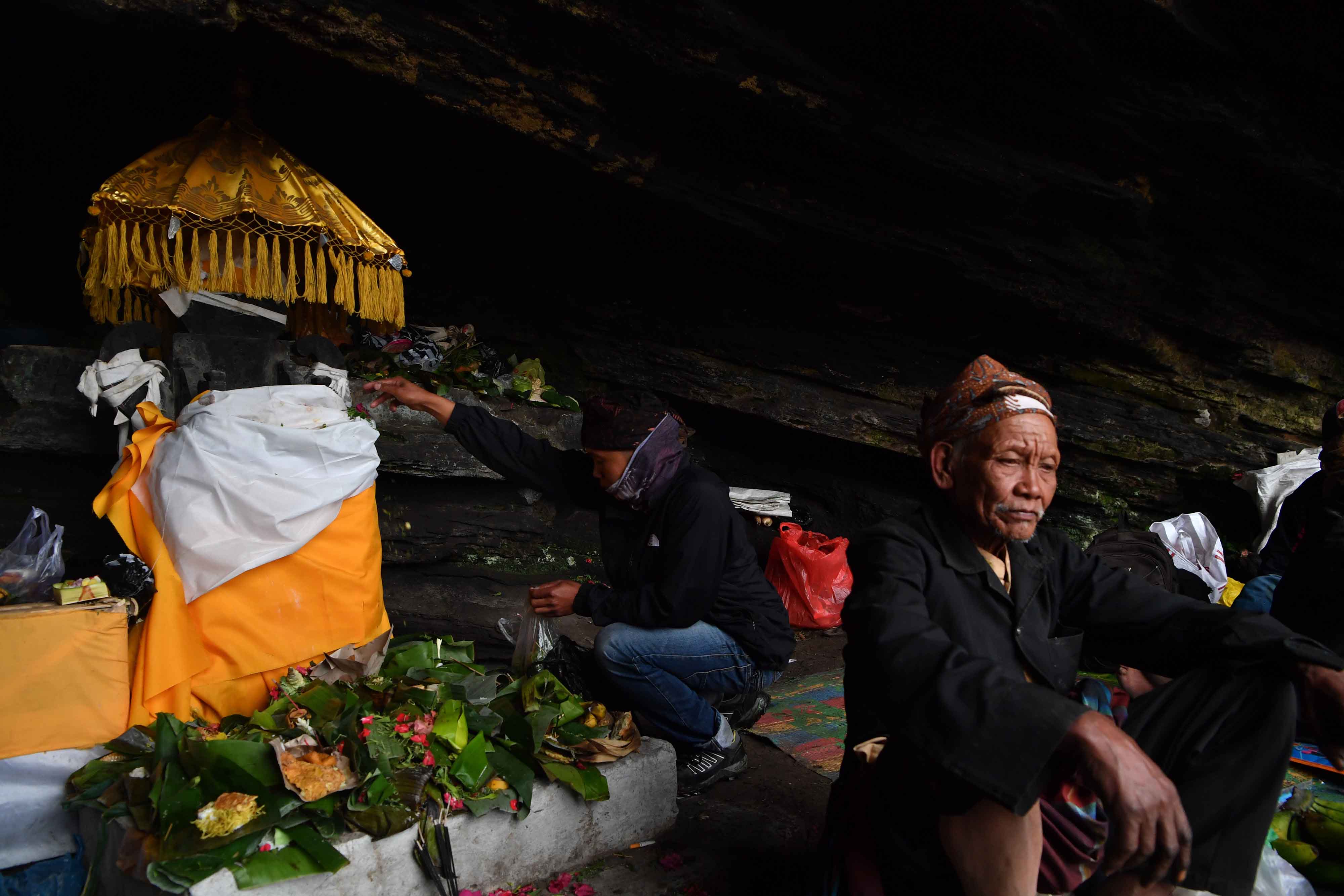 Ritual Mengambil Air Suci Suku Tengger