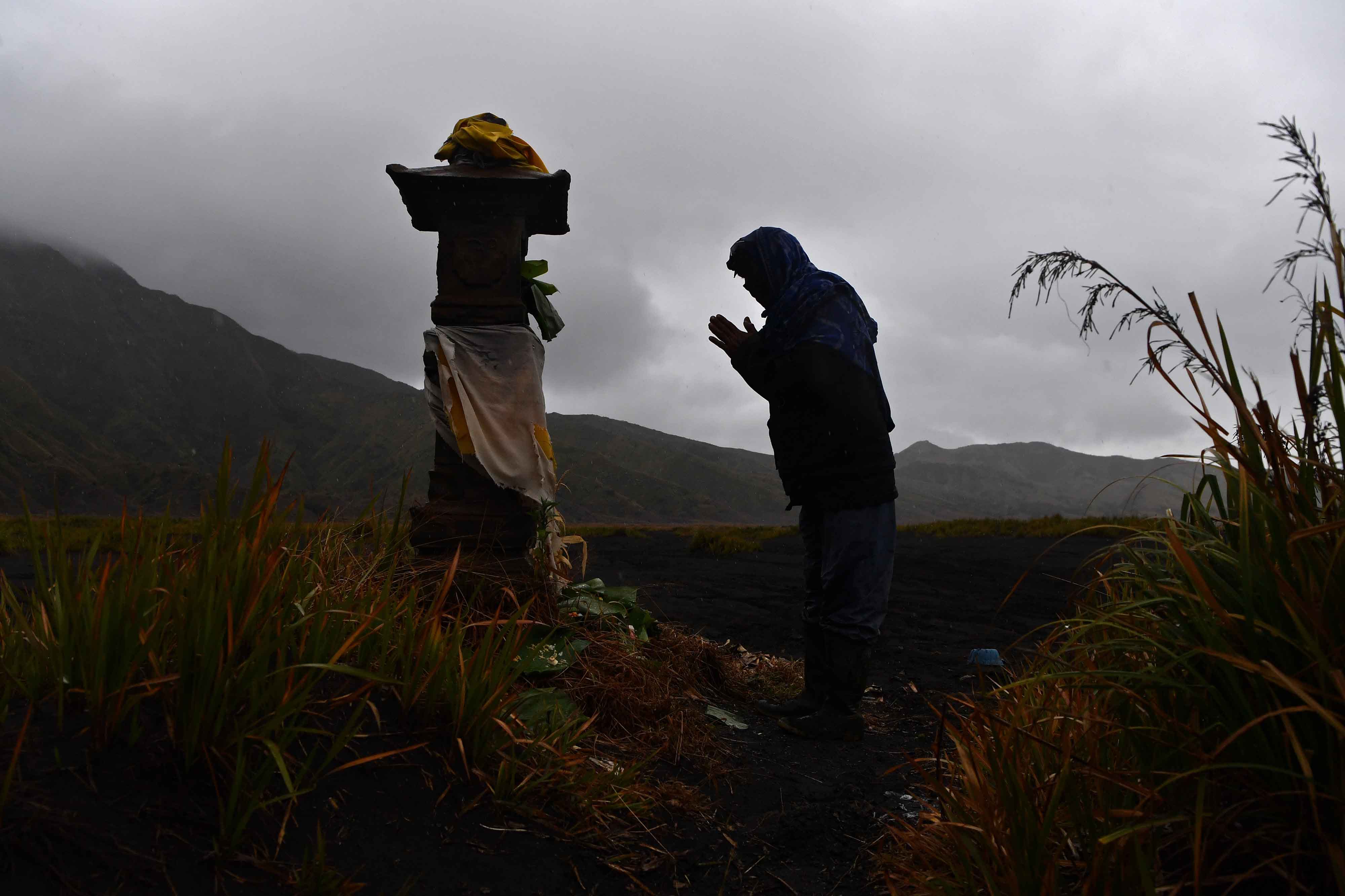 Ritual Mengambil Air Suci Suku Tengger