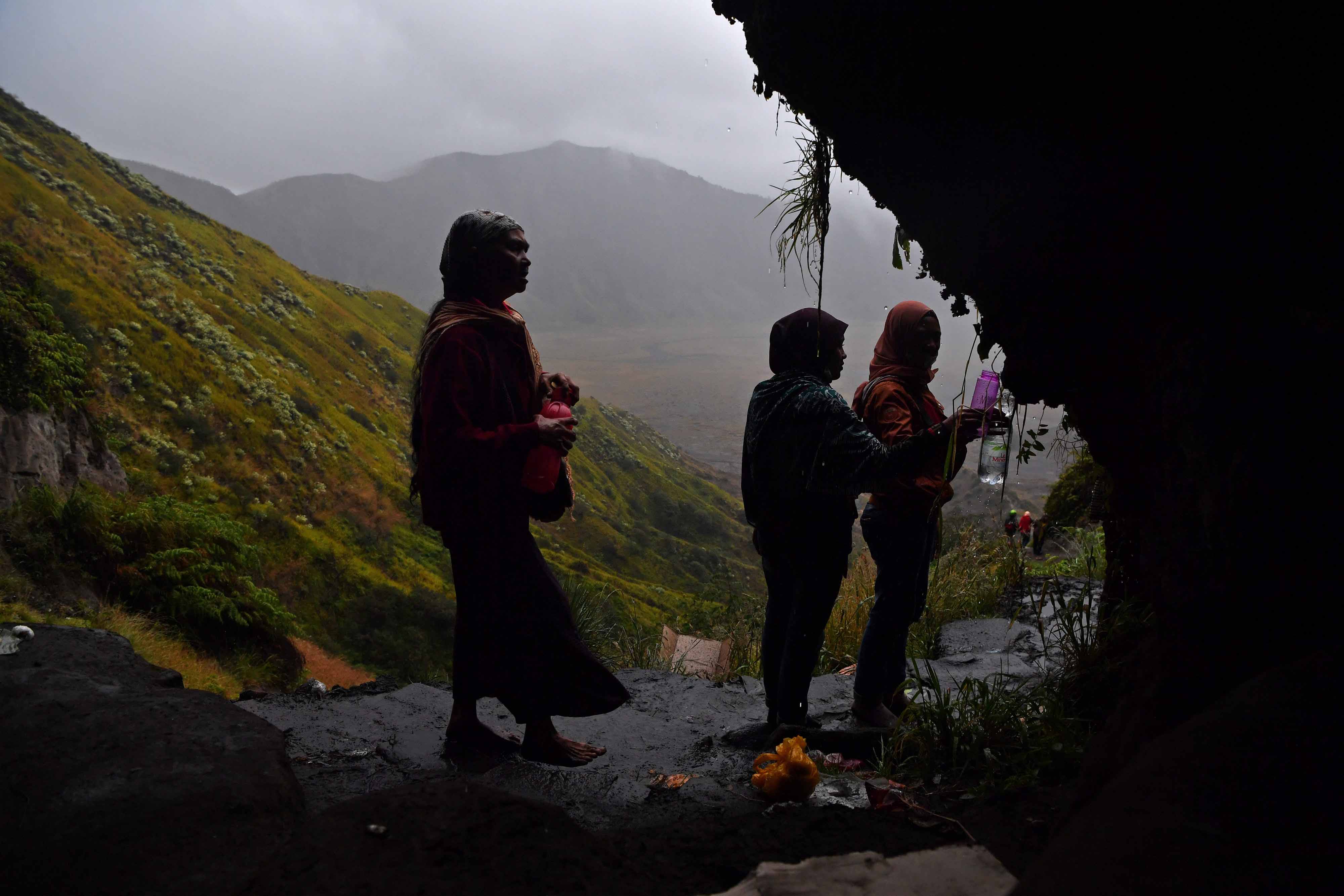 Ritual Mengambil Air Suci Suku Tengger