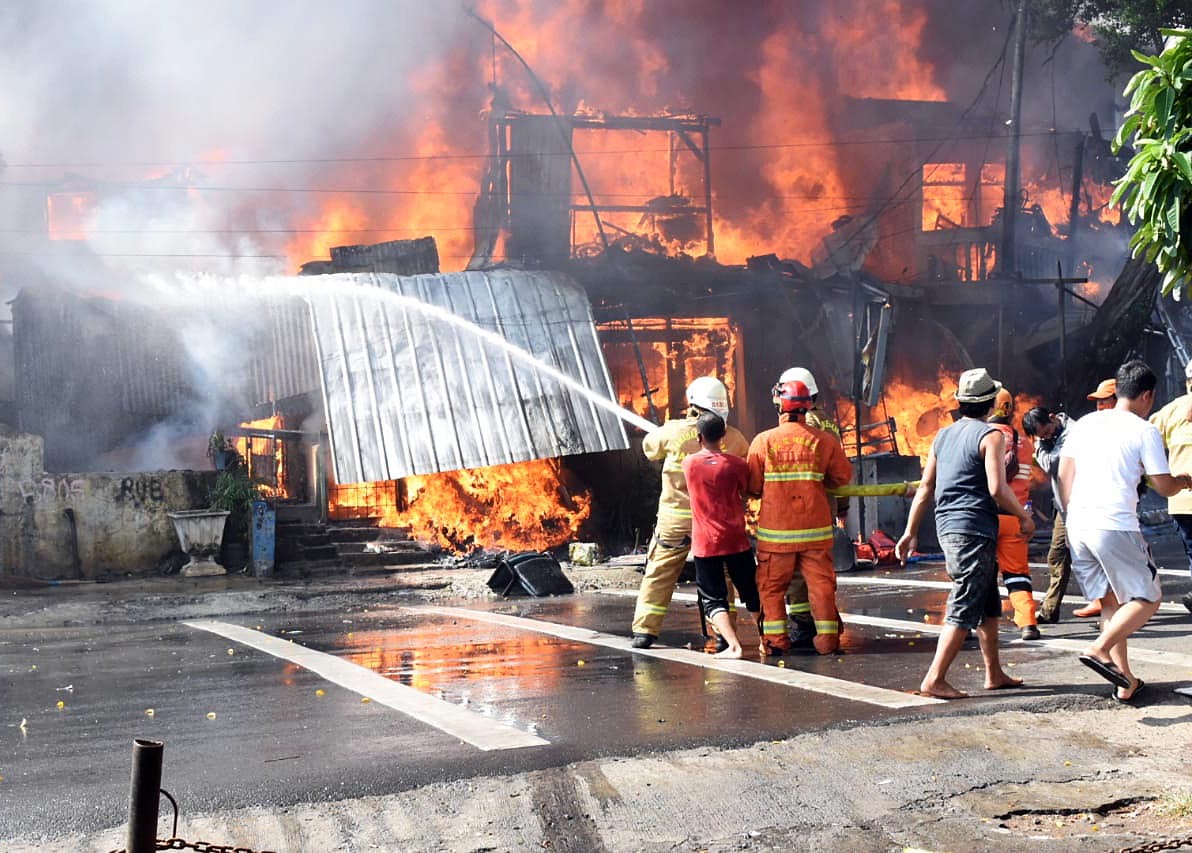 Kebakaran Kios Pedagang Meja Kursi Bekas 