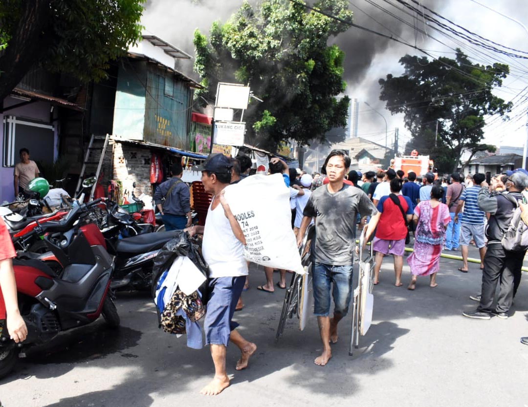 Kebakaran Kios Pedagang Meja Kursi Bekas 