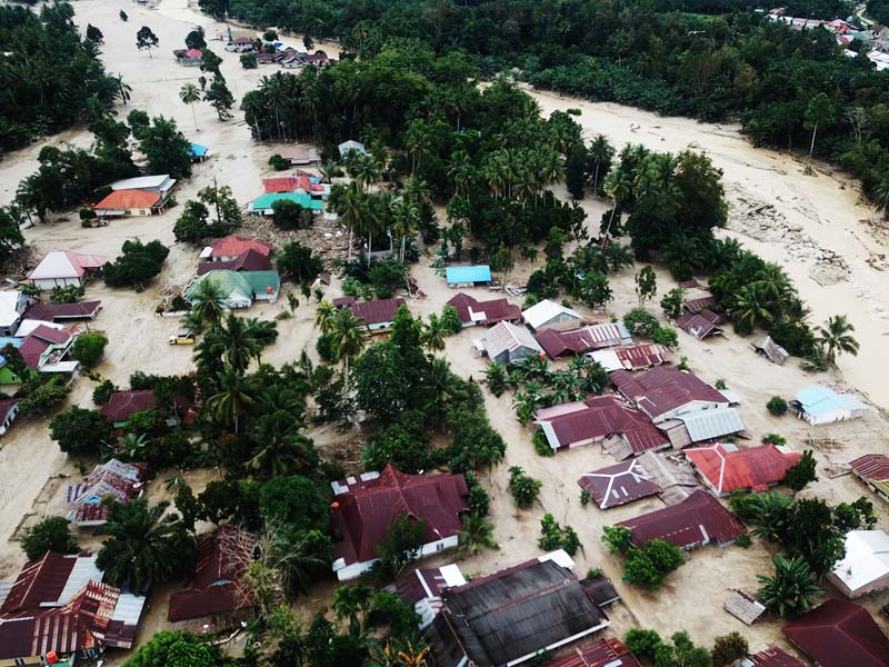 Kondisi Perkampungan Tertimbun Lumpur Banjir Bandang Masamba