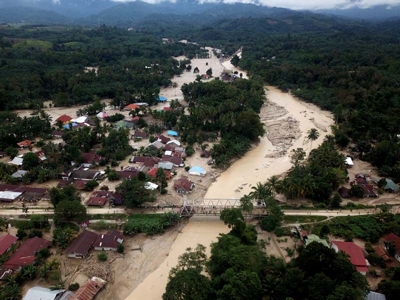 Kondisi Perkampungan Tertimbun Lumpur Banjir Bandang Masamba