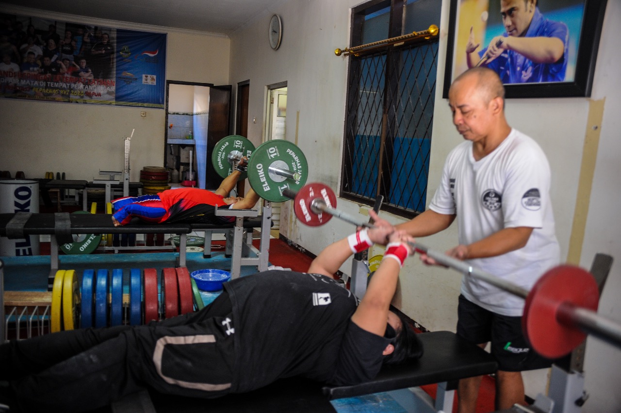 Latihan Angkat Berat Atlet Disabilitas