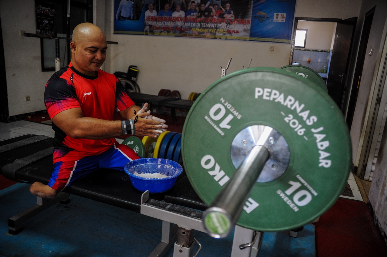 Latihan Angkat Berat Atlet Disabilitas