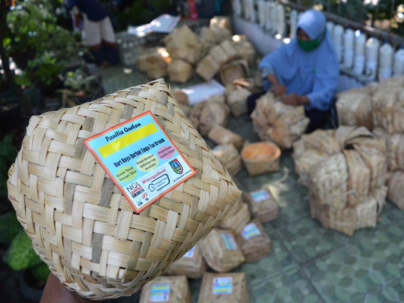 Besek Gratis untuk Bungkus Daging Kurban