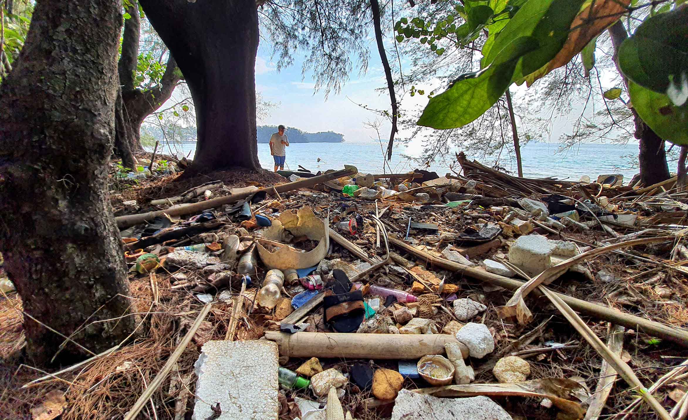 Surga yang Ternoda Plastik