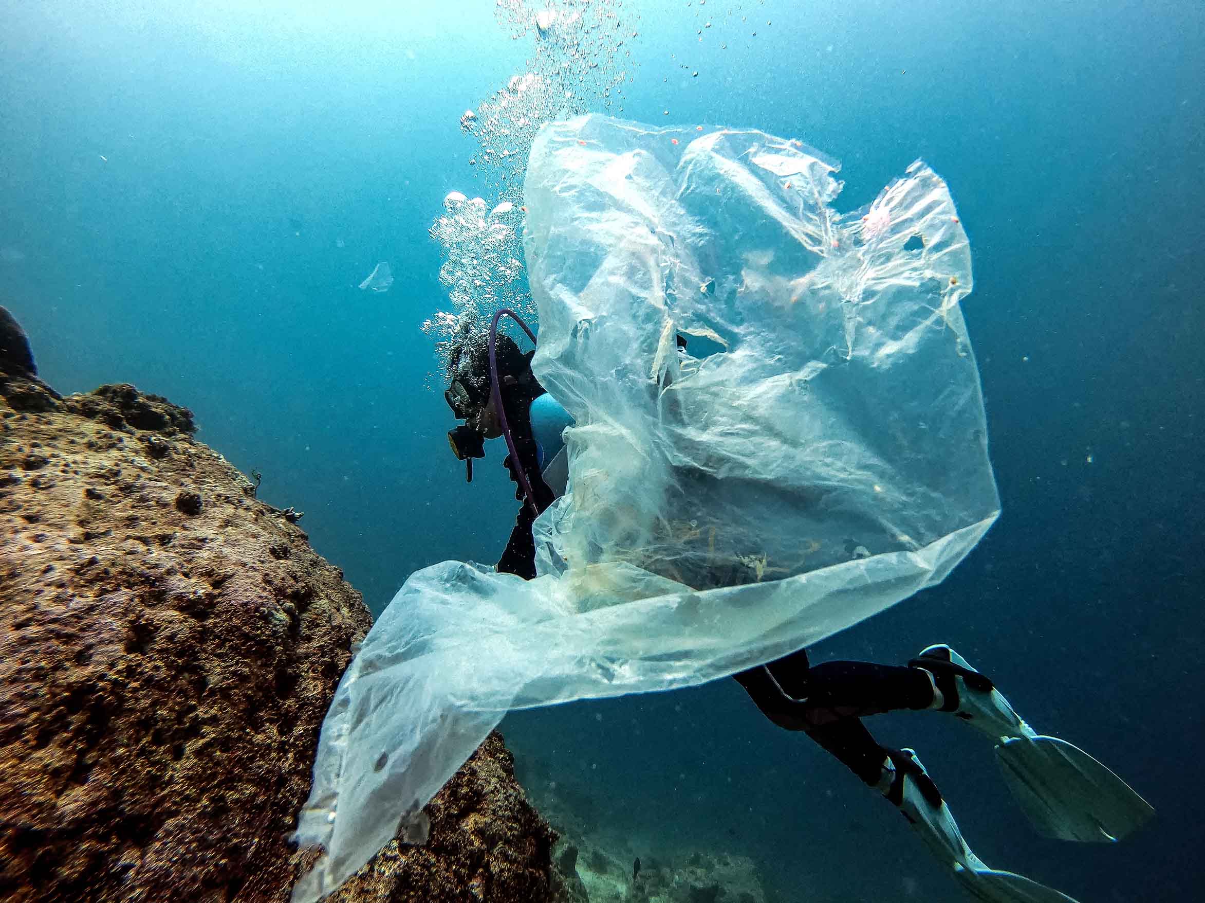 Surga yang Ternoda Plastik