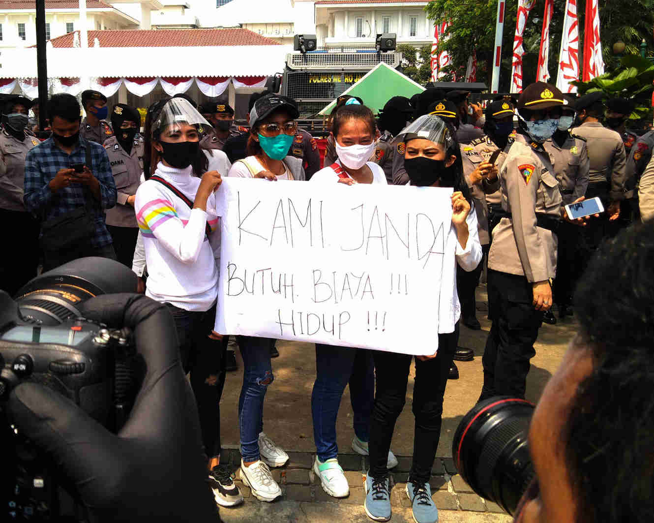 Pekerja Dunia Hiburan Protes Anies 