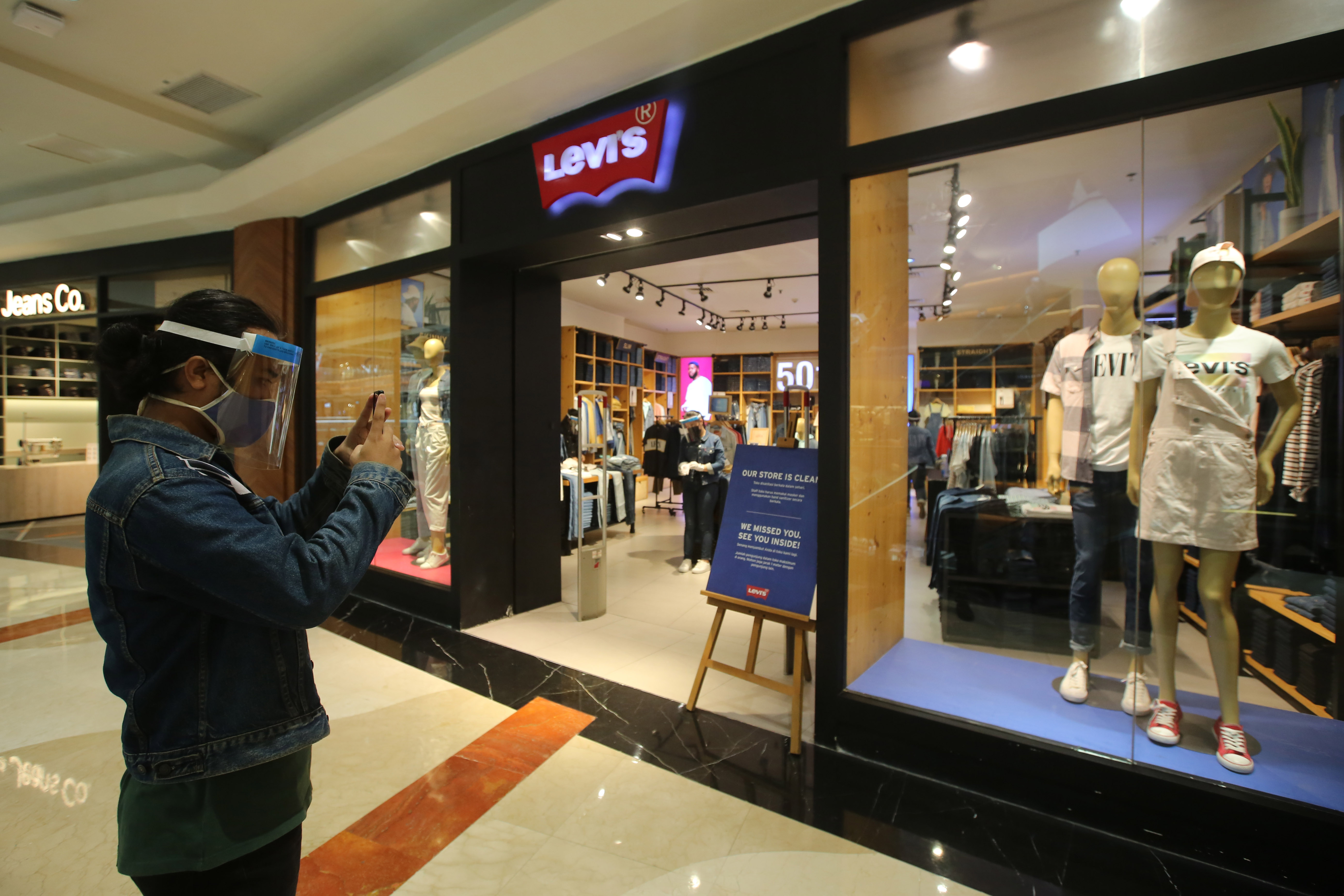 Anjlok Penjualan Dampak Pandemi, Levi's Kurangi Pegawai Kantor