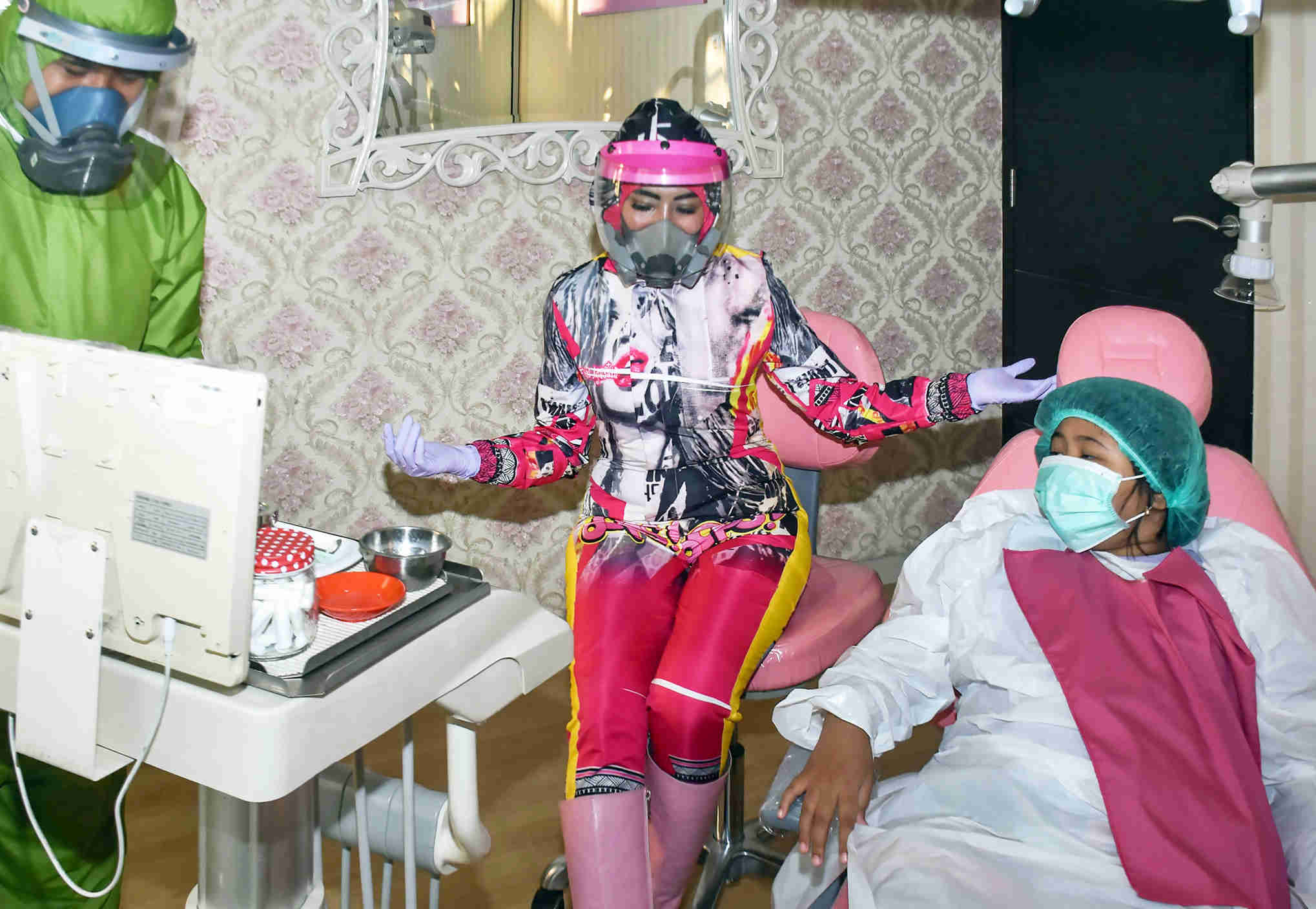 Modisnya APD Dokter Gigi Nina 