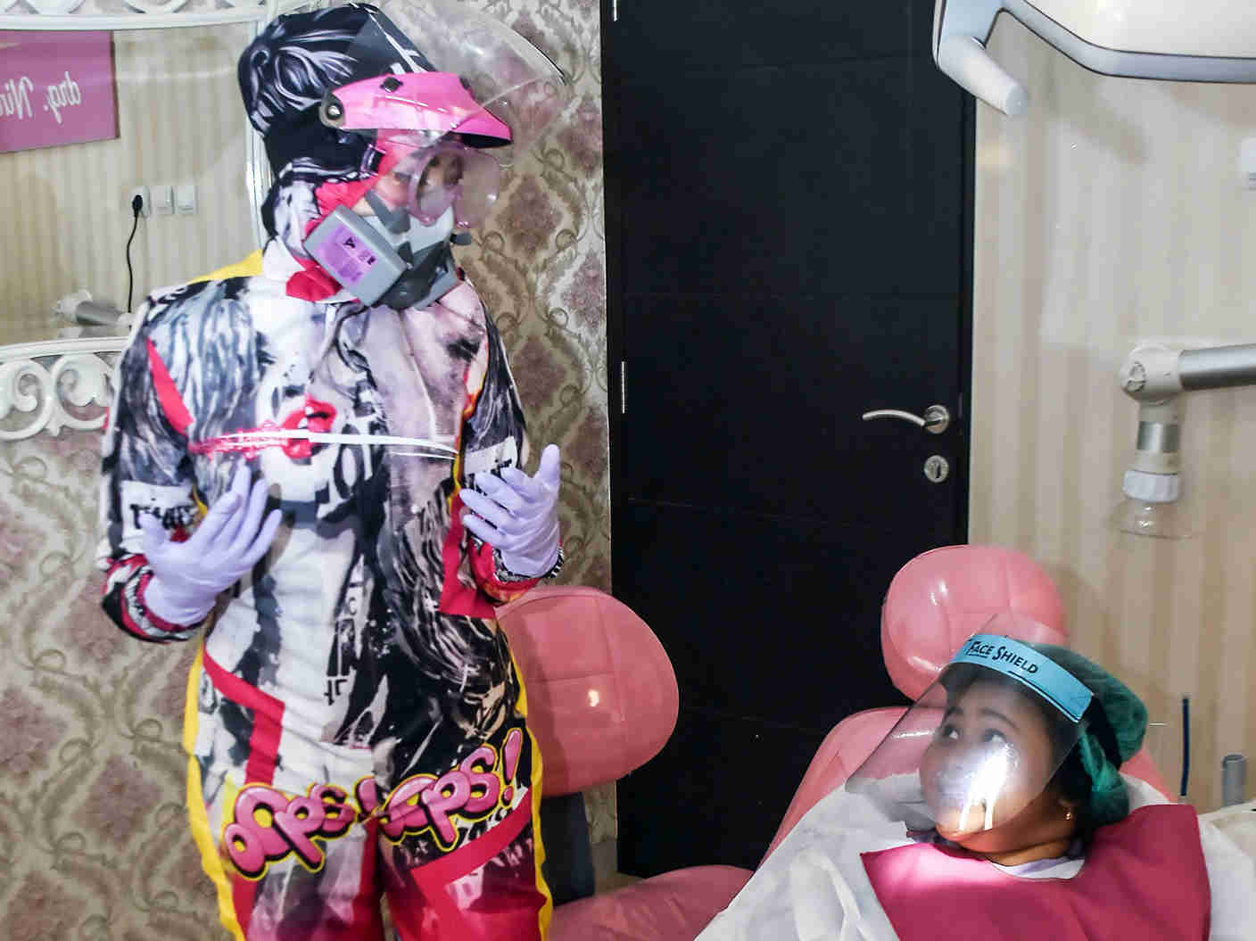 Modisnya APD Dokter Gigi Nina 